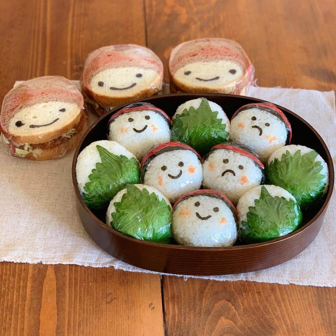 Ranさんのインスタグラム写真 - (RanInstagram)「. . . 今日は息子の運動会でした。 今年も赤組応援弁当を作りました😋 . イラストパンのサンドイッチはかつサンド。 おにぎりにも赤いはちまきをつけて、 デザートも赤系のフルーツでまとめてみました🍓 . . . This is a Japanese lunch box.  Rice balls and sandwiches. . . . . #運動会 #運動会弁当 #サンドイッチ #手作りパン #食パン #イラストパン #こーねるちゃん #サンドイッチ弁当 #カツサンド #おにぎり#お弁当 #行楽弁当 #わっぱ弁当 #bread #breadar #foodart #kawaii #kawaiifood #japanesegirl #tokyo #konel #konelbread #lunchbox #唐揚げ #手作りピクルス」5月25日 18時24分 - konel_bread