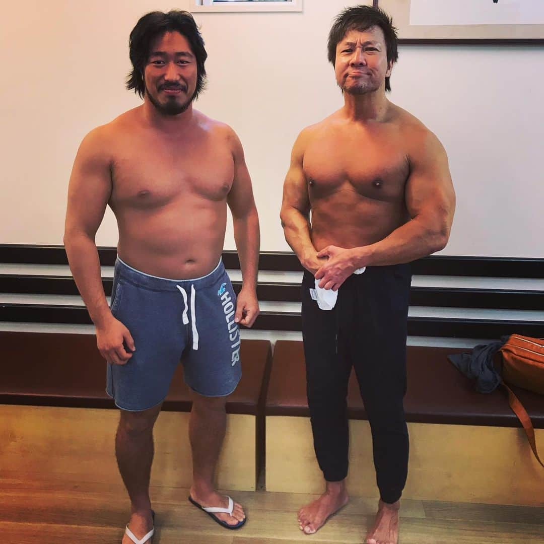 小島聡さんのインスタグラム写真 - (小島聡Instagram)「道場での練習が終わってホッと一息。  辻は、ちゃんこ当番。  それにしても…貫禄あんなぁ（笑）。 #小島聡  #辻陽太  #新日本プロレス」5月25日 18時17分 - cozy_lariat