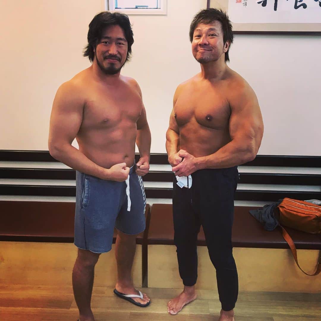 小島聡さんのインスタグラム写真 - (小島聡Instagram)「道場での練習が終わってホッと一息。  辻は、ちゃんこ当番。  それにしても…貫禄あんなぁ（笑）。 #小島聡  #辻陽太  #新日本プロレス」5月25日 18時17分 - cozy_lariat