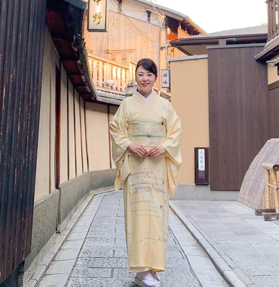 牛窪万里子さんのインスタグラム写真 - (牛窪万里子Instagram)「初めて着物での京都。  最高気温34度と暑かったです！  イベントに参加して来ました。  改めてご報告します。  #京都 #着物 #着物コーデ #着物コーディネート  #着物女子  #着物好き  #kimono  #kimonostyle  #instajapan」5月25日 18時27分 - mariko_ushikubo