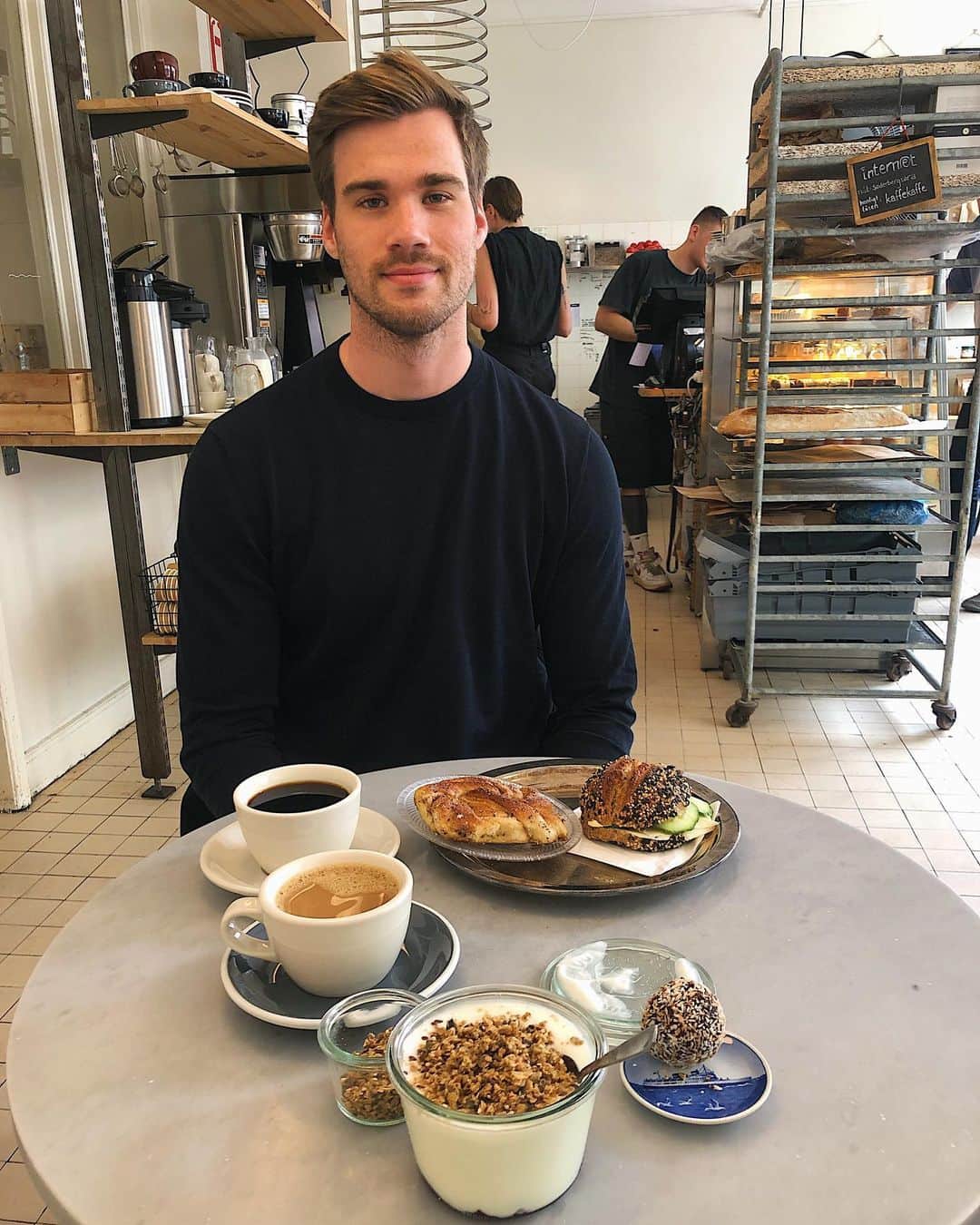 イザベル・オルソンのインスタグラム：「Gofrukost med tvilling ☕️」