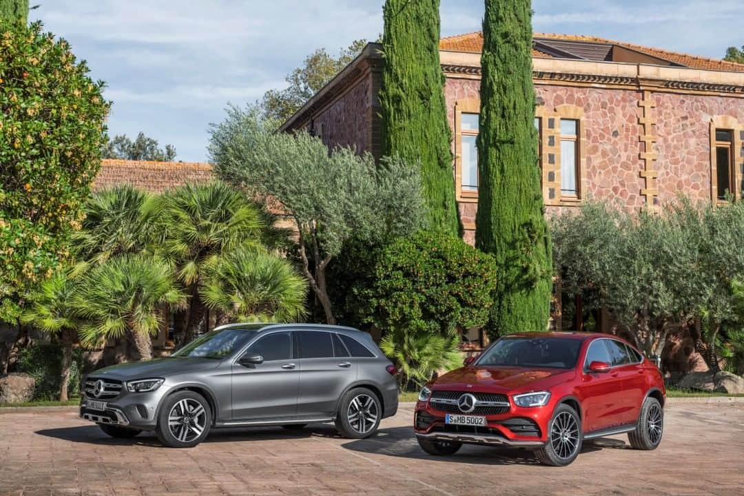 メルセデス・ベンツさんのインスタグラム写真 - (メルセデス・ベンツInstagram)「A distinctive appearance, innovative driving assistance systems, a new engine line-up and the latest generation of the MBUX Mercedes-Benz User Experience infotainment system. The only question is which GLC would you choose - SUV or Coupé?」5月25日 18時30分 - mercedesbenz