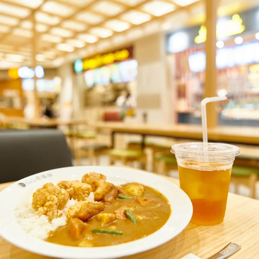 アクアシティお台場/AQUA CiTY ODAIBAさんのインスタグラム写真 - (アクアシティお台場/AQUA CiTY ODAIBAInstagram)「・ 【ODAIBA FOOD COURT】 ・ カリッと揚がった衣とジューシーなチキンがカレーとマッチ！野菜をプラスして、自分好みのカレーを楽しんで。 ・ カレーハウスCoCo壱番屋（1F） ・ #アクアシティお台場 #カレーハウスCoCo壱番屋 #curryhousecocoichibanya #カレー #フライドチキンカレー #curry #フライドチキン #唐揚げ #お好みカレー #トッピング #グルメ #ランチ #ディナー #フードコート #ODAIBAFOODCOURT #aquacityodaiba #お台場 #アクアシティ #東京リゾー島 #odaiba #aquacity #台場 #daiba #tokyo #japan」5月25日 18時30分 - aquacity_odaiba_official