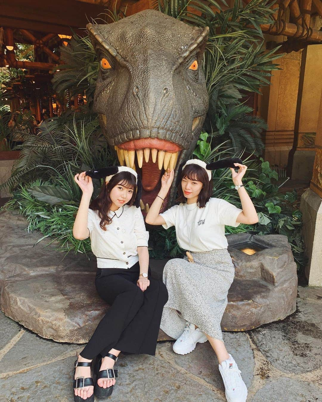 クロエさんのインスタグラム写真 - (クロエInstagram)「🦖💥⚡️ ここの写真撮ってくれる店員さん、スーパーハイテンションで困惑しながら撮った1枚。笑 私服もタグ付けしました✔️ #USJ #ユニバ」5月25日 18時41分 - ch__l__oe