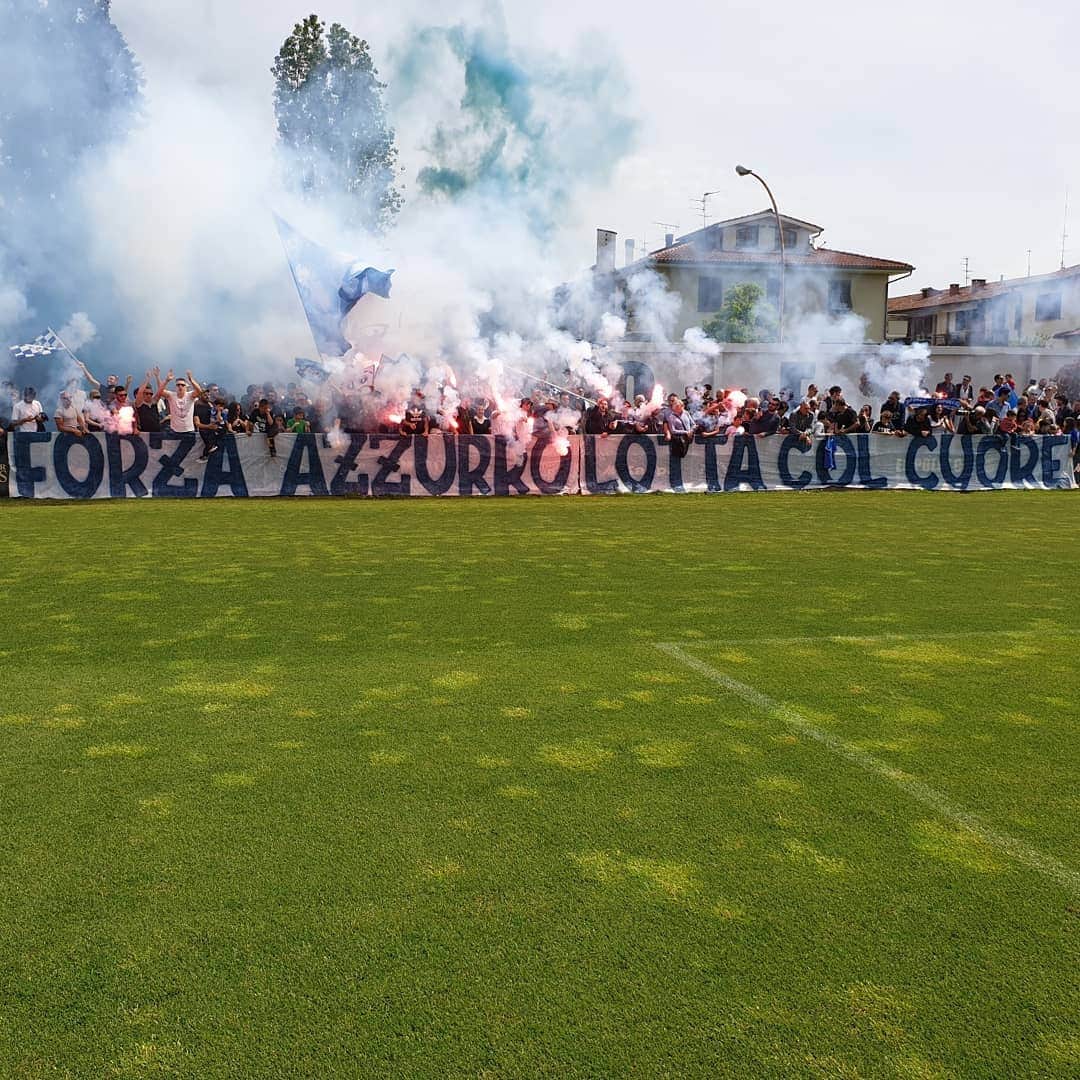 エンポリFCさんのインスタグラム写真 - (エンポリFCInstagram)「La squadra in campo, i tifosi al nostro fianco: pronti per #InterEmpoli 📸」5月25日 18時40分 - empoli_fc_official