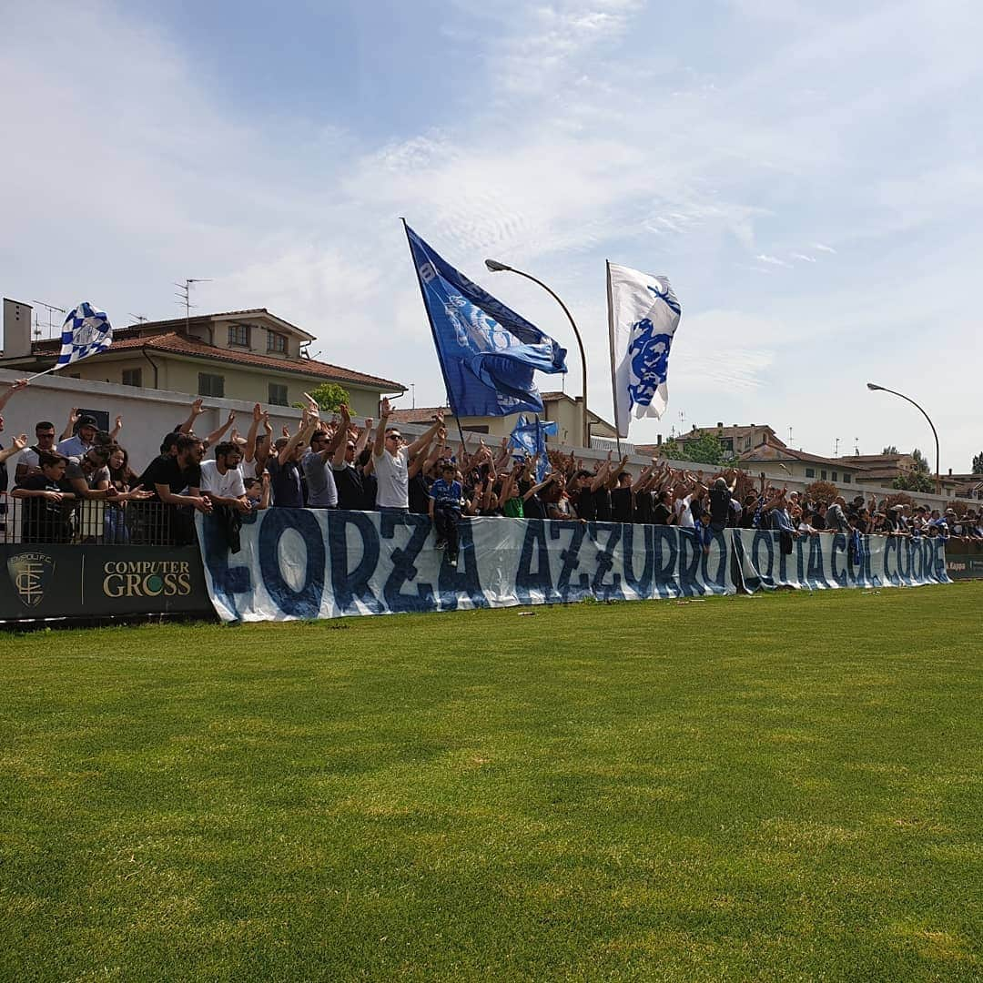 エンポリFCさんのインスタグラム写真 - (エンポリFCInstagram)「La squadra in campo, i tifosi al nostro fianco: pronti per #InterEmpoli 📸」5月25日 18時40分 - empoli_fc_official