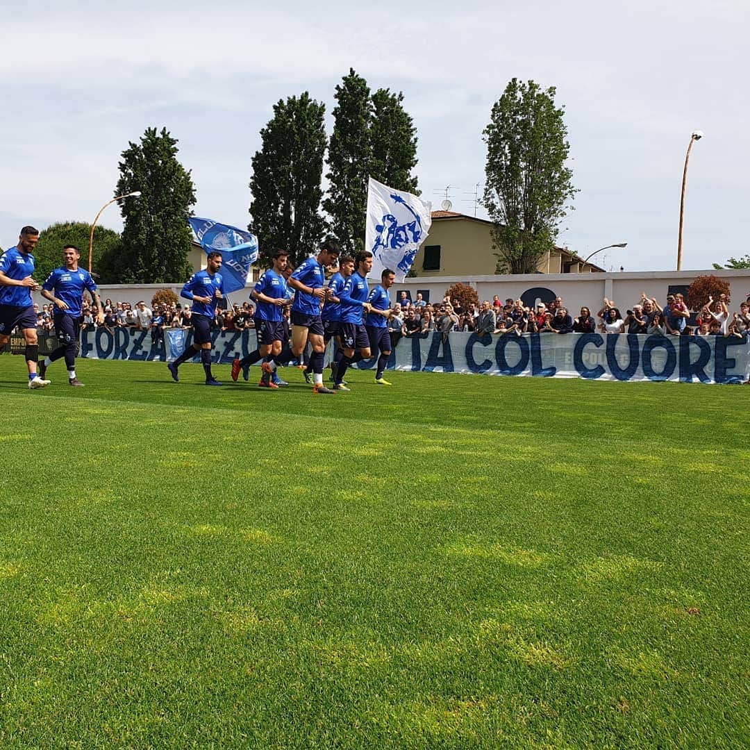 エンポリFCさんのインスタグラム写真 - (エンポリFCInstagram)「La squadra in campo, i tifosi al nostro fianco: pronti per #InterEmpoli 📸」5月25日 18時40分 - empoli_fc_official