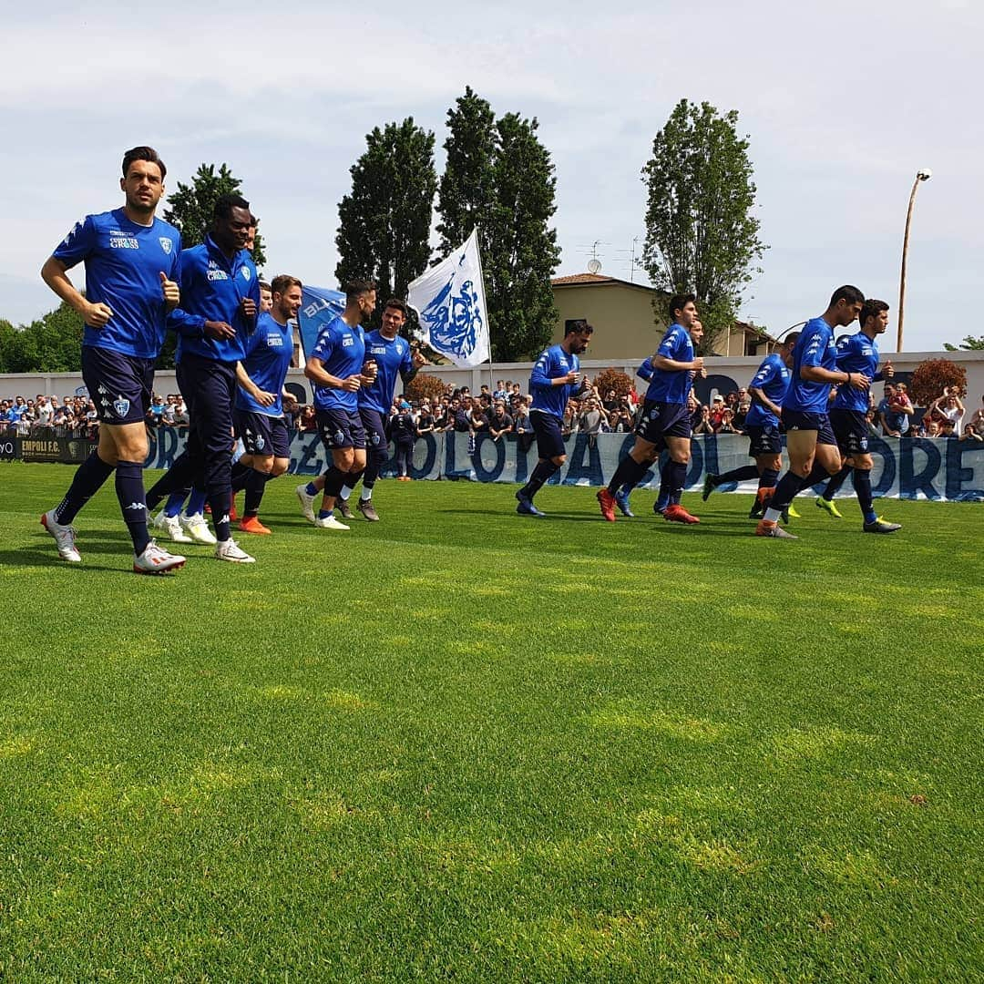 エンポリFCさんのインスタグラム写真 - (エンポリFCInstagram)「La squadra in campo, i tifosi al nostro fianco: pronti per #InterEmpoli 📸」5月25日 18時40分 - empoli_fc_official