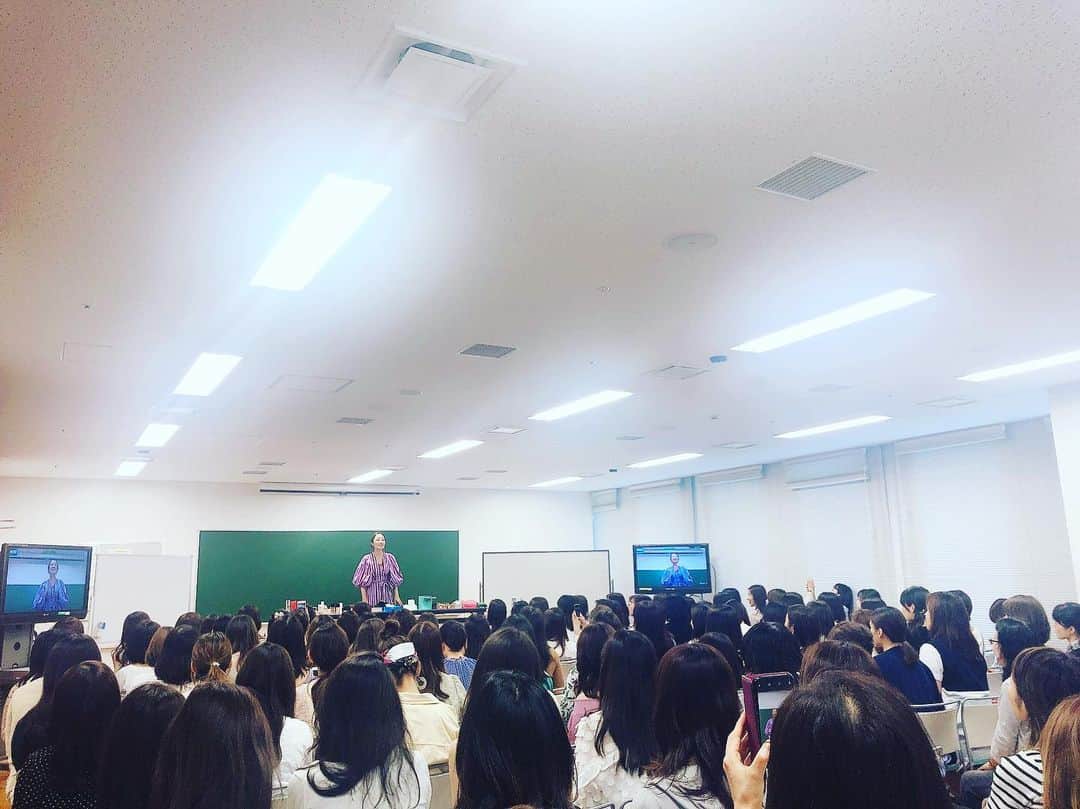 神崎恵さんのインスタグラム写真 - (神崎恵Instagram)「大阪でのビューティ講座。 ご参加いただいたみなさま。 ありがとうございました😌 1時間半という長い時間。 熱心に話をきいてくださるお顔を見るたびに、もっともっといろいろなことをお伝えしたい！と感じます。 次回も簡単に楽しめるいろいろな美容情報をたくさん持ってきます！ またお会いできるのを楽しみにしております✨ ありがとうございました。 #NHK文化センター #ビューティ講座 #大阪」5月25日 18時40分 - megumi_kanzaki