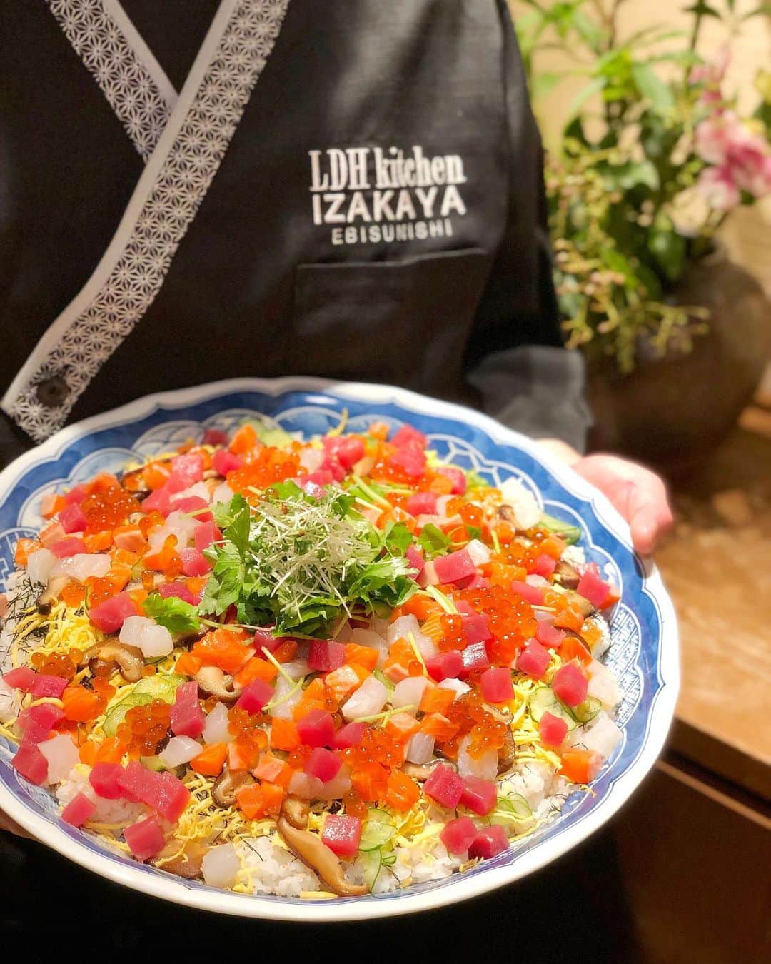 のインスタグラム：「. LDH kitchen IZAKAYA EBISUNISHI  リニューアルオープン記念 大目玉メニュー😳😳😳 . 5月25日、5月26日の2日間、 🐟豪華 海鮮ちらし寿司 一人前300円(税別)で販売致します！ . リニューアル記念価格なので、他ではこの値段でまず食べられないと思います！ 数に限りがありますのでお早めに🤤 . . . そして来週の目玉メニュー😳😳 5月27日〜6月2日の1週間、 下記のメニューを破格で販売致します✨ . 天ぷら盛り合わせ(ズワイガニ入り) 800円(税別) . ズワイガニの足が2本付いた贅沢な天ぷら盛り合わせです。自慢の天つゆ又はモンゴル塩でお楽しみください🤤 日本酒やワインにも合いますよ🍶🍷 是非ご注文ください😊 . . ◆釜炊きご飯◆ 当店では毎日、かまどで炊いた『釜炊きご飯』(¥300)を大好評販売中です！ご飯の内容は週替わりで変更となり、毎週楽しめます✨ 鐘が鳴ったら炊き上がりです🔔 . 来週(5月27日〜6月2日)の釜炊きご飯はお休みさせて頂き、代わりに暑い日にピッタリの宮崎名物「冷や汁」を販売致します🍚 こちらも合わせてよろしくお願い致します☺ . . 明日もまだまだお席に空きがございますので、お気軽にお問い合わせ下さい🤗 ________________________ LDH kitchen IZAKAYA EBISUNISHI 📞03-6427-8095 営業時間:17:00〜24:00 (L.O23:30) 定休日:無し www.ldhkitchenizakaya-ebisunishi.jp #LDHkitchen #IZAKAYAEBISUNISHI #中目黒KIJIMA #いえ村 #おらが村 #鶏鍋 #しゃん鍋  #黒毛和牛 #しゃぶしゃぶ #すき焼き #大人居酒屋 #隠れ家 #リニューアルオープン #海鮮チラシ寿司 #チラシ寿司 #ズワイガニ #天ぷら #冷や汁」