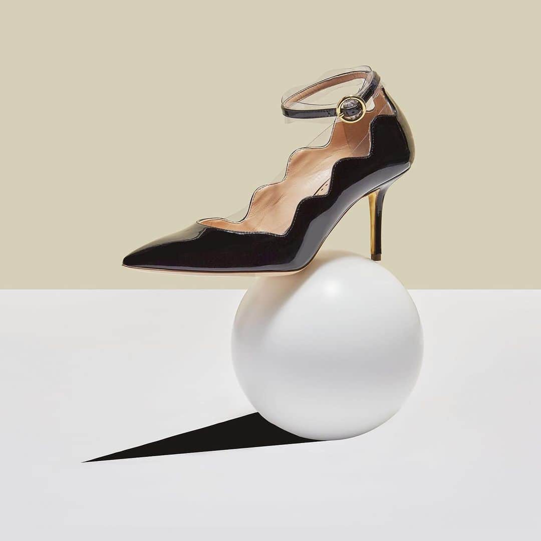 ルパートサンダーソンのインスタグラム：「Live on the edge | Our Clarity pointed pumps have landed | #MidHeels #PointyShoes #ShoeLove #RupertSanderson」