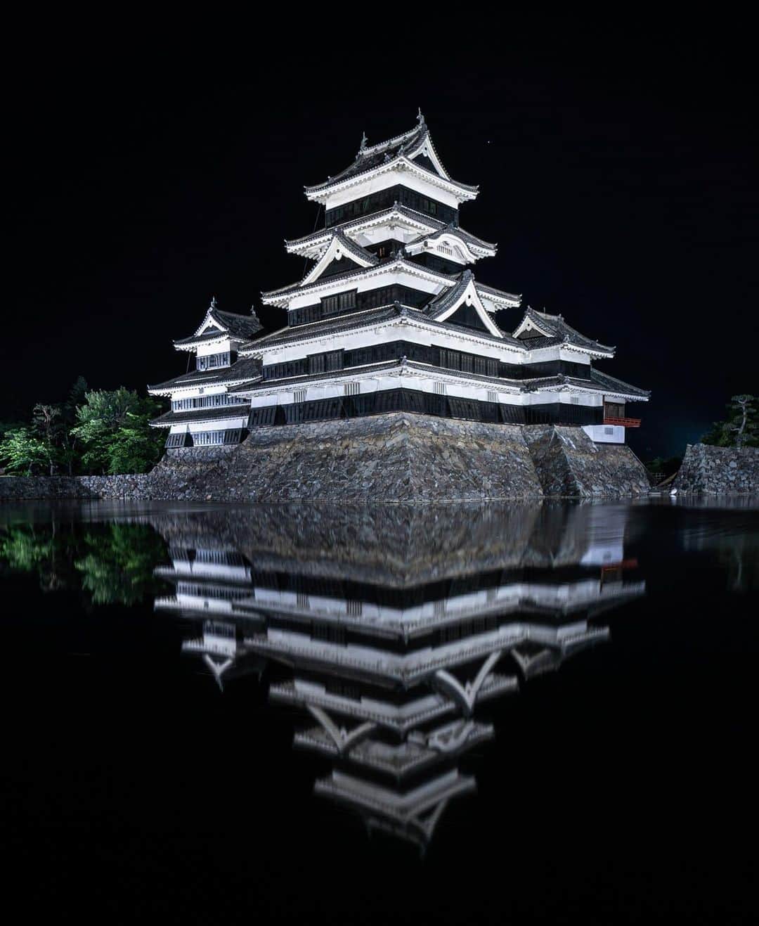 masayaさんのインスタグラム写真 - (masayaInstagram)「Matsumoto Castle, also known as the "Crow Castle"  because of its black exterior, is one of Japan's premier historic castles. 昨夜高ボッチに行く前に松本城に立ち寄りました。多少風がありましたが、露光時間を長くすることで水面を滑らかにできました。 #reflection #松本城 #長野県 #松本 #japan #castle #城」5月25日 18時58分 - moonlightice