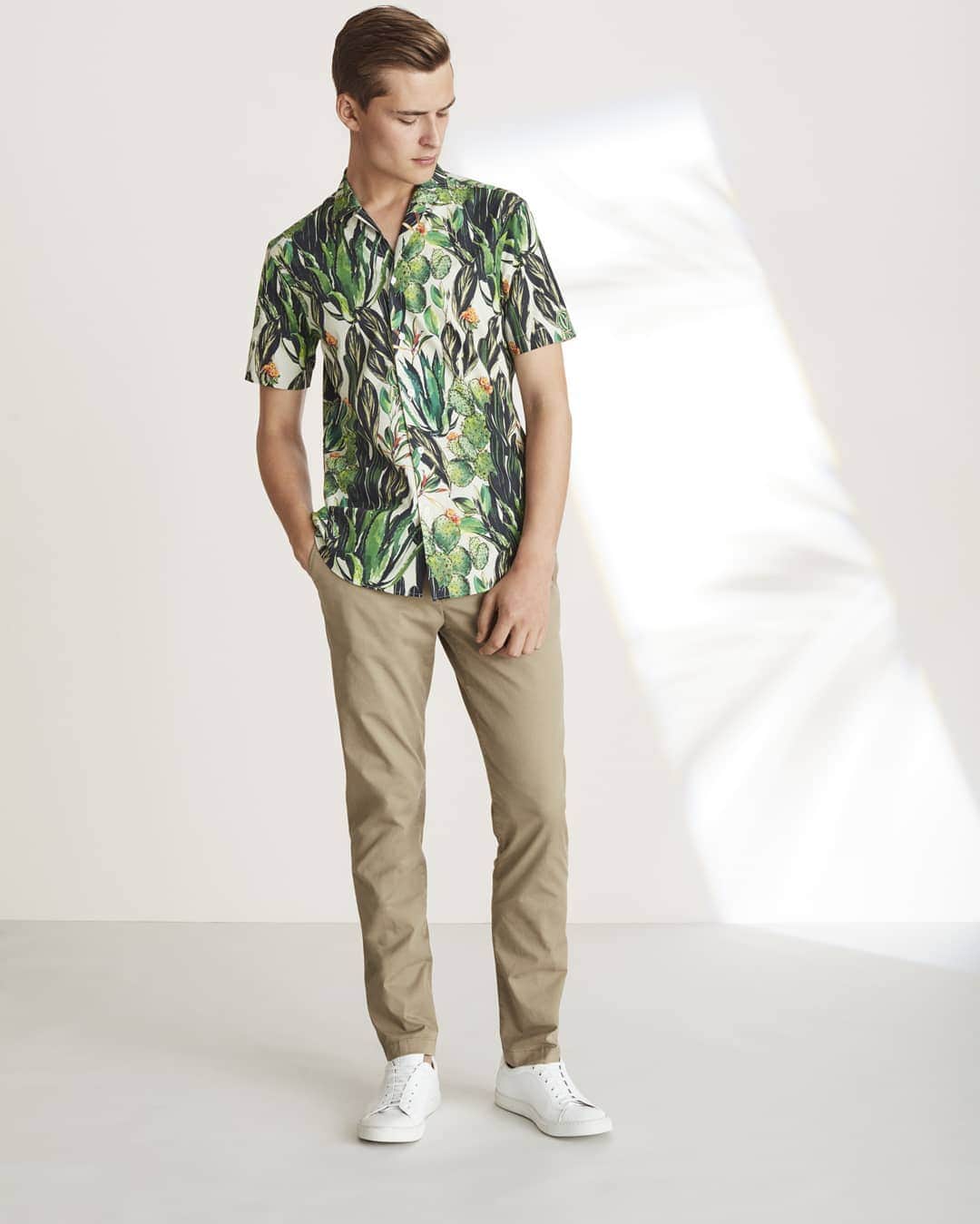 ギーブス&ホークスのインスタグラム：「Shop the summer season at Gieves & Hawkes.  Inspired by the 19th century Age of Exploration, our SS19 collection features bold archival prints taken from archival botanical illustrations. Shop the range, including this cactus print shirt, now via the link in the bio. . #summerseason #ageofexploration #gievsandhawkes #throwbacksummer #wanderlust」