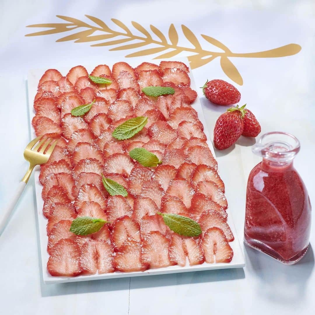 Carrefour Franceさんのインスタグラム写真 - (Carrefour FranceInstagram)「Ce soir c'est tapis de fraises ? 🍓 Ou tapis rouge ? 😅 . . . . #Strawberry #Carpaccio #Fraise #Cannes #Gold #Carrefour #CarrefourFrance」5月26日 0時30分 - carrefourfrance