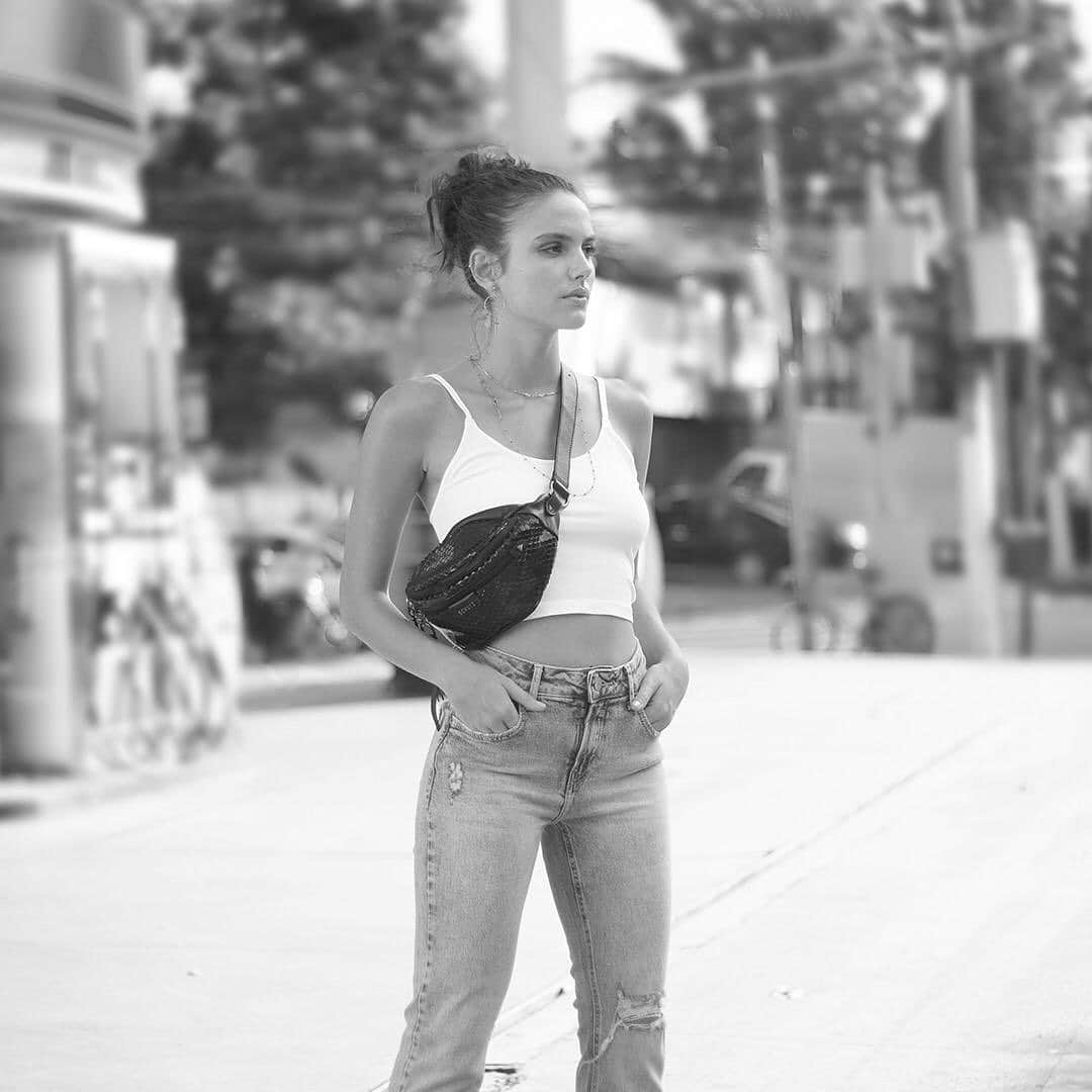 のインスタグラム：「Weekend Mode ON! 🖤 #schutzhandbags」