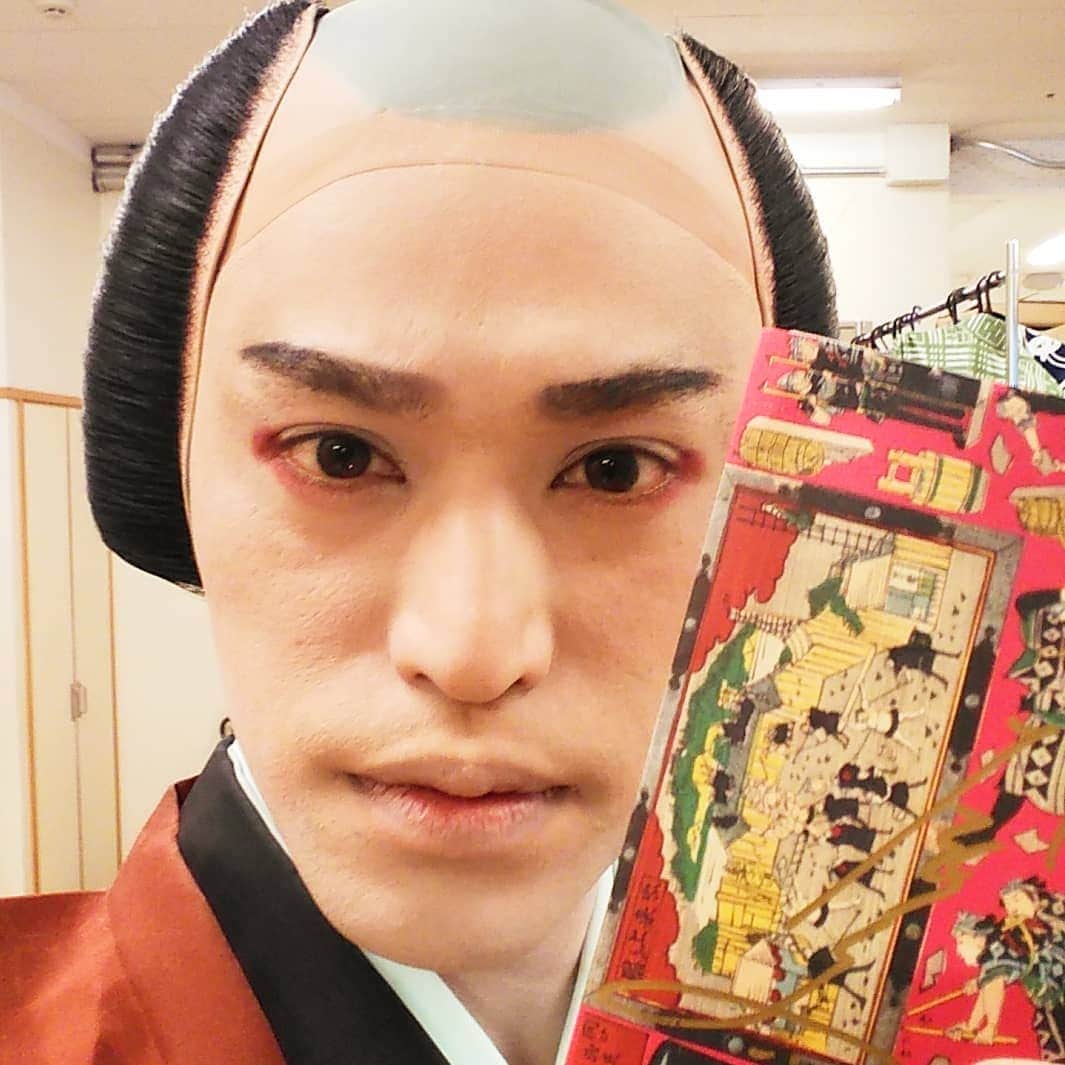 のインスタグラム：「歌舞伎座も残りあと2日。 歌舞伎座の売店でお昼の演目「め組の喧嘩」にちなんだブックカバーを発見！ これが300円とリーズナブルなところに尾上右近さんのツイッターに載ってたちまち売り切れに！ たまたま買えましたが期間限定商品なのでお早めに。 歌舞伎座のチケットが無くても売店は入れますよ。 ケンケンにサインをもらって、読書タイム楽しんでます！  #歌舞伎座 #團菊祭 #め組の喧嘩  #尾上右近 #ブックカバー #読書好きな人と繋がりたい」
