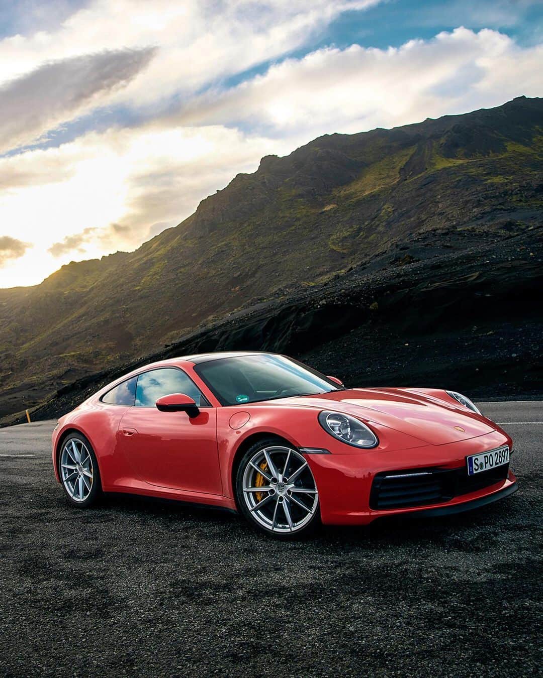 Porscheさんのインスタグラム写真 - (PorscheInstagram)「From scenic landscapes, winding roads, to unique cultural nights: The Porsche Travel Experience Iceland is a full package adventure, taking you in four days around the small island in the new Porsche 911. Get a taste of this unique experience in this gallery. #Porsche #PorscheTravelExperience #Iceland #Porsche911  __ Combined fuel consumption in accordance with EU 6: 911 Carrera S: 8,9 l/100 km, CO2 emissions: 205 g/km -- Combined fuel consumption in accordance with EU 6: 911 Carrera 4S: 9,0 l/100 km, CO2 emissions: 206 g/km」5月25日 19時07分 - porsche
