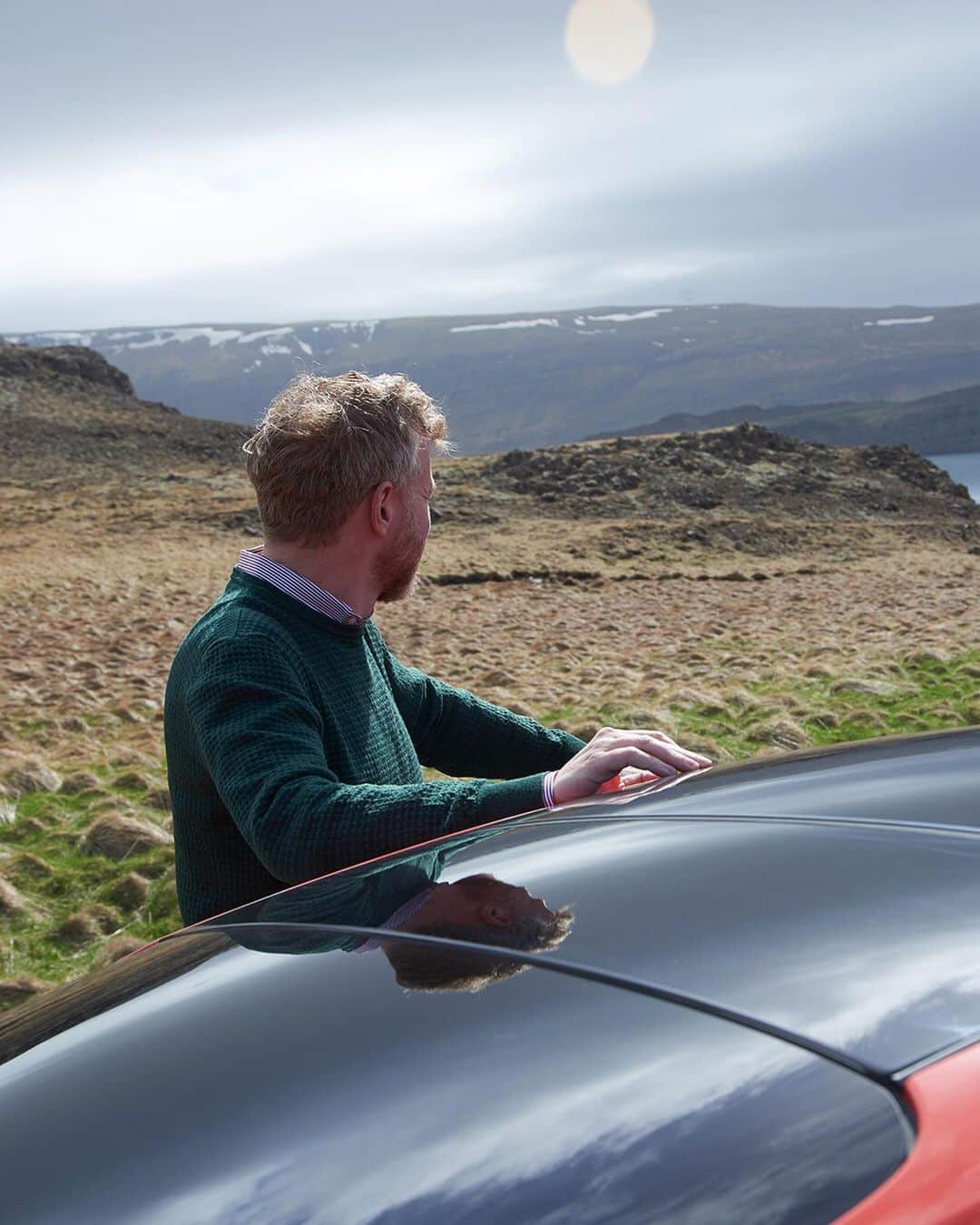 Porscheさんのインスタグラム写真 - (PorscheInstagram)「From scenic landscapes, winding roads, to unique cultural nights: The Porsche Travel Experience Iceland is a full package adventure, taking you in four days around the small island in the new Porsche 911. Get a taste of this unique experience in this gallery. #Porsche #PorscheTravelExperience #Iceland #Porsche911  __ Combined fuel consumption in accordance with EU 6: 911 Carrera S: 8,9 l/100 km, CO2 emissions: 205 g/km -- Combined fuel consumption in accordance with EU 6: 911 Carrera 4S: 9,0 l/100 km, CO2 emissions: 206 g/km」5月25日 19時07分 - porsche