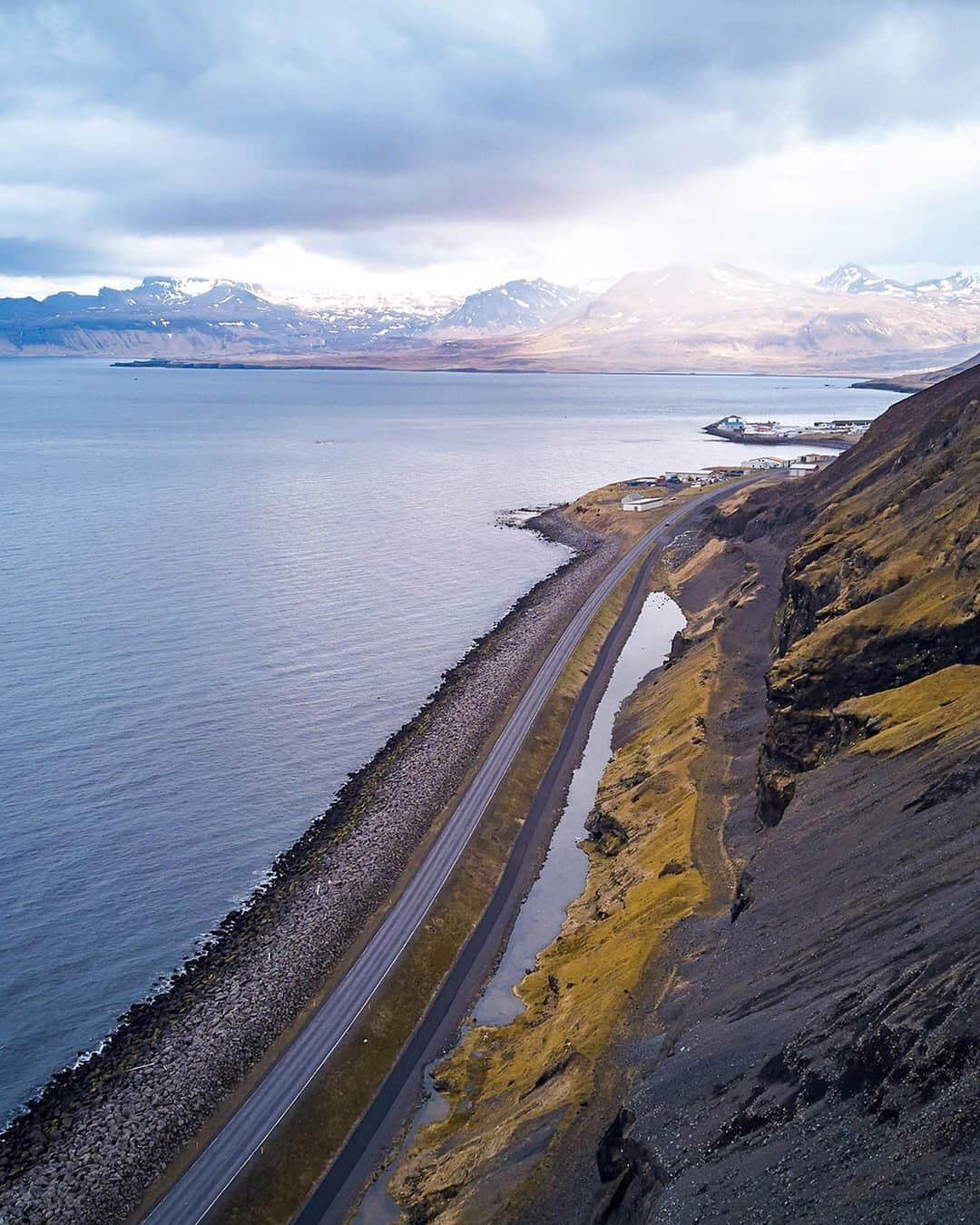 Porscheさんのインスタグラム写真 - (PorscheInstagram)「From scenic landscapes, winding roads, to unique cultural nights: The Porsche Travel Experience Iceland is a full package adventure, taking you in four days around the small island in the new Porsche 911. Get a taste of this unique experience in this gallery. #Porsche #PorscheTravelExperience #Iceland #Porsche911  __ Combined fuel consumption in accordance with EU 6: 911 Carrera S: 8,9 l/100 km, CO2 emissions: 205 g/km -- Combined fuel consumption in accordance with EU 6: 911 Carrera 4S: 9,0 l/100 km, CO2 emissions: 206 g/km」5月25日 19時07分 - porsche