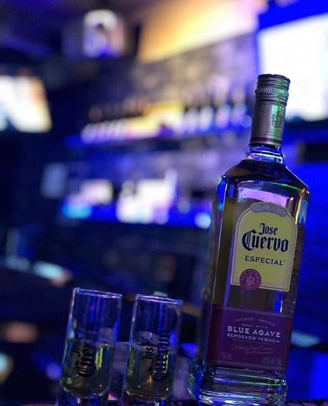 Jose Cuervo Japanさんのインスタグラム写真 - (Jose Cuervo JapanInstagram)「久しぶりの再会に。⠀ 📷 by ＠tns_ibiza⠀ ⠀ あなたのお気に入りのクエルボの楽しみ方を 「#クエルボ」でシェアしてください。クエルボの日本公式アカウントで紹介されるかも？⠀ ⠀ . ⠀ . ⠀ . ⠀ . ⠀ . ⠀ #クエルボゴールド #クエルボショット#クエルボテキーラ #テキーラショット #テキーラ #クエルボで乾杯 #飲み会 #おいしい # バー #アフターファイブ #テキーラ好き #テキーラ好きと繋がりたい⠀」5月25日 19時00分 - josecuervojp