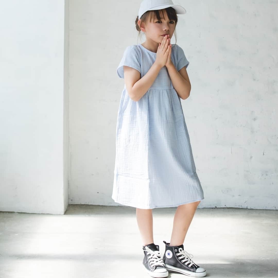 のインスタグラム：「プロフィールのURLからLINE@お友達登録で10%オフクーポン🎁  ダブルガーゼフレンチスリーブワンピ ¥1,800  やっほ〜😘マノンだよ💕  MANON人気定番のダブルガーゼリラックスワンピースの半袖。 シンプルなデザインながら腰回りにギャザーが入っていてふんわり女の子らしいシルエット💕 合わせやすいシンプルなお色から鮮やかな夏色まで!人気のお色早い者勝ちです😘 🍭おかげさまで公式LINE@お友だち数9,000人突破🍭  MANONをお得にご利用頂くにはLINE@友だち登録がとってもオススメだよ〜😍 プロフィールのURLをクリック→公式オンラインショプ内のLINE@お友達登録リンクをクリック  MANON LINE@公式アカウントではお友達限定で 👉LINEお友達限定10%OFFクーポン 👉週末限定タイムセールセール 👉新作入荷  等のお得な最新情報をいち早くお届けしますよ❤  #ククマノン #coucoumanon #coucou_manon #キッズ撮影会 #kidscode #kids_japan #キッズ服 #キッズコーデ #キッズファッション #キッズモデル #子供 #子供服 #ギフト #娘コーデ #キッズフォト #ムスメ #親バカ部 #リンクコーデ #親子コーデ #子供服通販 #子供服コーデ #女の子コーデ #男の子コーデ #フォトコンテスト #フォトスタジオ #フォトブース #写真会 #フォトイベント #boheme」