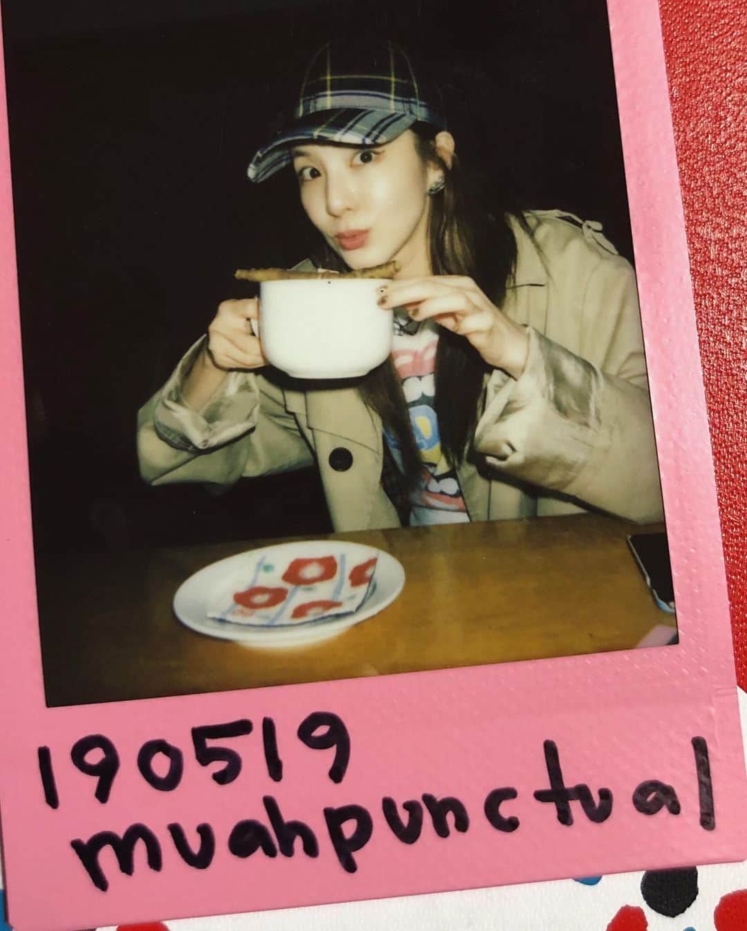 ダラ さんのインスタグラム写真 - (ダラ Instagram)「여친짤 in 무아펑츄어 cafe ☕️」5月25日 19時02分 - daraxxi