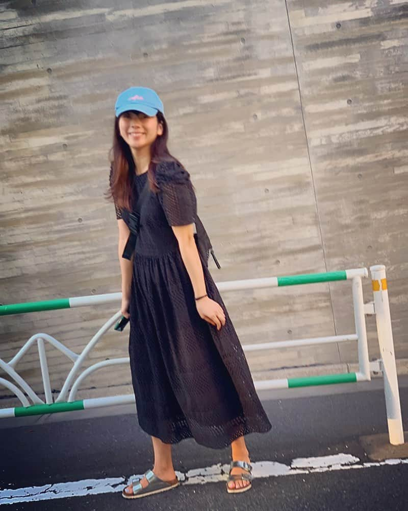 村上瑠美奈さんのインスタグラム写真 - (村上瑠美奈Instagram)「しふく。 暑いね〜☀️ ． onepiece @hm  shoes @birkenstock  黒着るときはどっかに色いれたくなる人🐬 #ootd #るみな服 #hmxme」5月25日 19時03分 - ruminamurakami