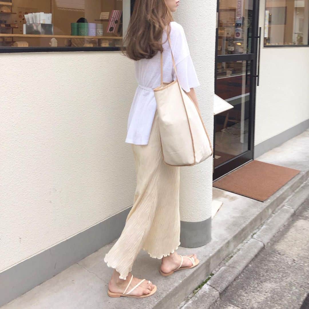 のインスタグラム：「このスカートの可愛さたるや☁️🍋 ㅤㅤㅤㅤㅤㅤㅤㅤㅤㅤㅤㅤㅤ ㅤㅤㅤㅤㅤㅤㅤㅤㅤㅤㅤㅤㅤ ㅤㅤㅤㅤㅤㅤㅤㅤㅤㅤㅤㅤㅤ 昨日より @_ponpon_  ご予約受付すたーとしております〻 ㅤㅤㅤㅤㅤㅤㅤㅤㅤㅤㅤㅤㅤ 販売開始時よりたくさんのご予約をいただいて..本当に嬉しい限りです🥺いつもありがとうございます🙏🏻😭♡ライブも見て頂きとても嬉しいです🐎 明日 23:59までのお受付となります ! #shoponponon」