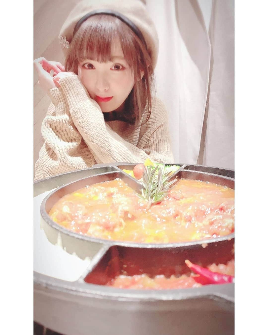 小田桐奈々さんのインスタグラム写真 - (小田桐奈々Instagram)「* あつくるしさ…でも熱いごはんすき😊☀ きょうめちゃくちゃ暑くてびっくりした、さすがにもうそろそろ日焼け止め使わなくては……… * * これはチーズ料理専門店🧀 #チーズフォンデュタッカルビ /  #craftcheeseworks * * *」5月25日 19時16分 - odagirinana