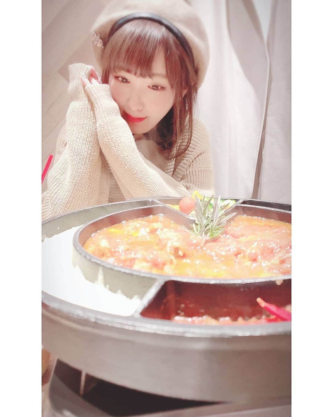 小田桐奈々さんのインスタグラム写真 - (小田桐奈々Instagram)「* あつくるしさ…でも熱いごはんすき😊☀ きょうめちゃくちゃ暑くてびっくりした、さすがにもうそろそろ日焼け止め使わなくては……… * * これはチーズ料理専門店🧀 #チーズフォンデュタッカルビ /  #craftcheeseworks * * *」5月25日 19時16分 - odagirinana