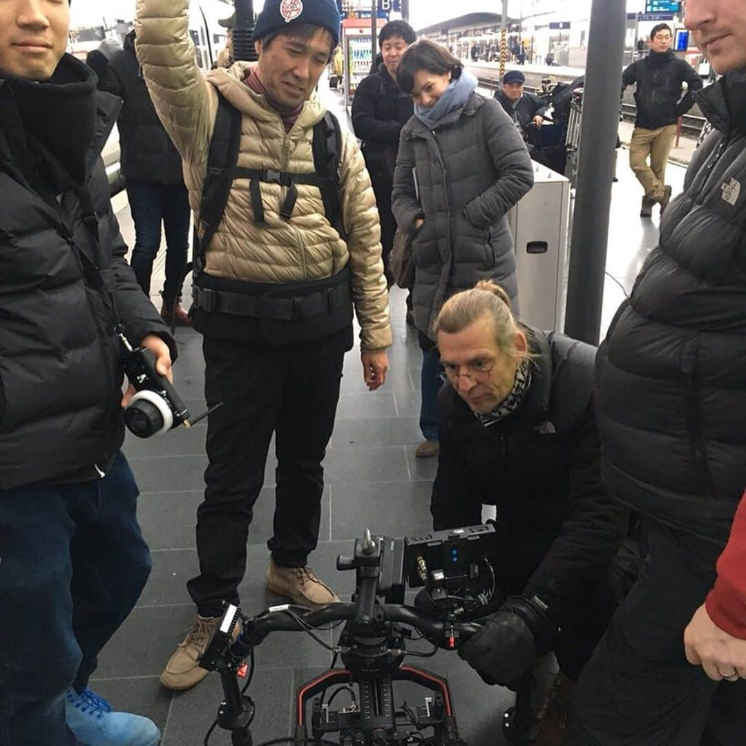 テレビ朝日　ドラマ「白い巨塔」さんのインスタグラム写真 - (テレビ朝日　ドラマ「白い巨塔」Instagram)「【✨🏥 #白い巨塔 第４話・今夜９時✨】﻿‬﻿ ‪﻿‬﻿ ‪ドイツ🇩🇪ロケ中のひとコマ🍀﻿‬﻿ ‪﻿‬﻿ ‪カメラマン🎥と現地撮影クルーが、言葉の壁をこえて、いい画を撮るため知恵を出し合います👆‬﻿ ‪﻿‬﻿ ‪#白い巨塔﻿‬﻿ ‪#テレビ朝日 #開局60周年記念﻿‬﻿ ‪#5夜連続 5/22〜26﻿‬﻿ ‪#山崎豊子 #岡田准一﻿‬﻿ ‪#第4話放送まで﻿‬﻿ ‪#あと2時間🎊‬」5月25日 19時11分 - shiroikyotou_ex