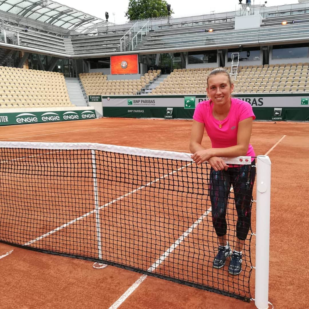 エリーゼ・メルテンスさんのインスタグラム写真 - (エリーゼ・メルテンスInstagram)「Bienvenue sur le nouveau court Simonne-Mathieu 🤗  #rolandgarros #rg #tennis #court #lotto #sport」5月25日 19時17分 - mertenselise