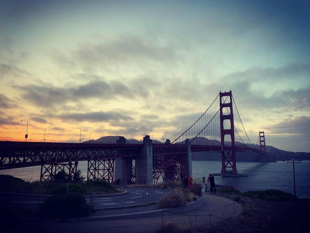 平野綾さんのインスタグラム写真 - (平野綾Instagram)「初日観光のラストは、Golden Gate Bridge🌉﻿ ﻿ あ！映画で観たことある‼︎﻿ …と気付いた人も多いはず💡﻿ ﻿ 映画でサンフランシスコのシンボルとして出てきたり、破壊されたり、破壊されたり……。﻿ とにかく一度は見たことがある人が多いと思います！！﻿ ﻿ サンフランシスコ湾と太平洋が接続するゴールデンゲート海峡に架かる橋です。﻿ ﻿ ちょうど夕暮れ時。﻿ 橋の向こうに夕日が沈む瞬間を見ることができました🌆﻿ ﻿ 時間が止まったようでした。﻿ ﻿ ﻿ ﻿ #sanfrancisco #ca #サンフランシスコ  #goldengatebridge #ゴールデンゲートブリッジ  #ayahirano #平野綾」5月25日 19時18分 - a_ya.hirano