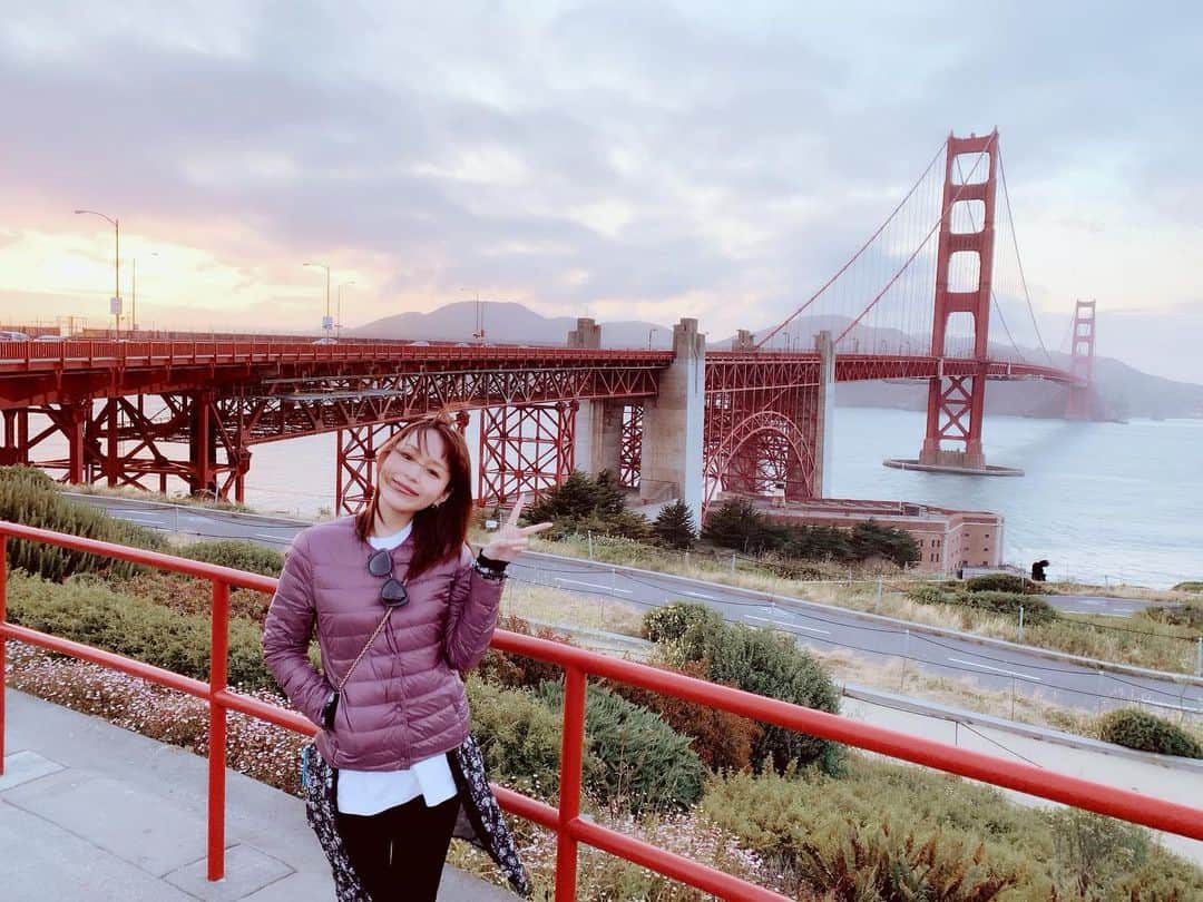のインスタグラム：「初日観光のラストは、Golden Gate Bridge🌉﻿ ﻿ あ！映画で観たことある‼︎﻿ …と気付いた人も多いはず💡﻿ ﻿ 映画でサンフランシスコのシンボルとして出てきたり、破壊されたり、破壊されたり……。﻿ とにかく一度は見たことがある人が多いと思います！！﻿ ﻿ サンフランシスコ湾と太平洋が接続するゴールデンゲート海峡に架かる橋です。﻿ ﻿ ちょうど夕暮れ時。﻿ 橋の向こうに夕日が沈む瞬間を見ることができました🌆﻿ ﻿ 時間が止まったようでした。﻿ ﻿ ﻿ ﻿ #sanfrancisco #ca #サンフランシスコ  #goldengatebridge #ゴールデンゲートブリッジ  #ayahirano #平野綾」