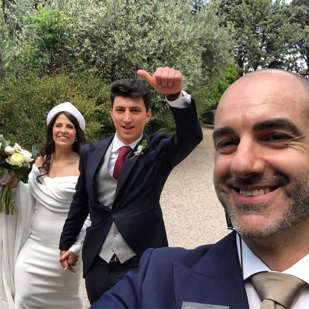のインスタグラム：「#Repost @davidsanzevents ・・・ENHORABUENA!!!🎊 ❤️ • Todo es más fácil cuando les ves así de contentos. Nuestro máximo objetivo es que tanto novios como invitados estén siempre felices! Enhorabuena @corina_grecu @dory_cdv ! . . . Muah: @maquillateconmigo  Diadema: @lukamoon.es  Vestido: @pronovias  Traje: @garciamadrid  Planner: @davidsanzevents  Loc: @cigarraldelasmercedes  Video: @elcamarotedestunt . . #davidsanzevents #davidsanzweddings  #organizadordebodas #weddingplanner #eventplanner #weddingdesigner #weddingplannermadrid #organizaciondeeventos #bodasconestilo #weddingplannerspain #coolweddings #contemporarywedding #boda #bodas #wedding #spanishweddings #bodasextraordinarias #extraordinaryweddings #inspiracionparatuboda」