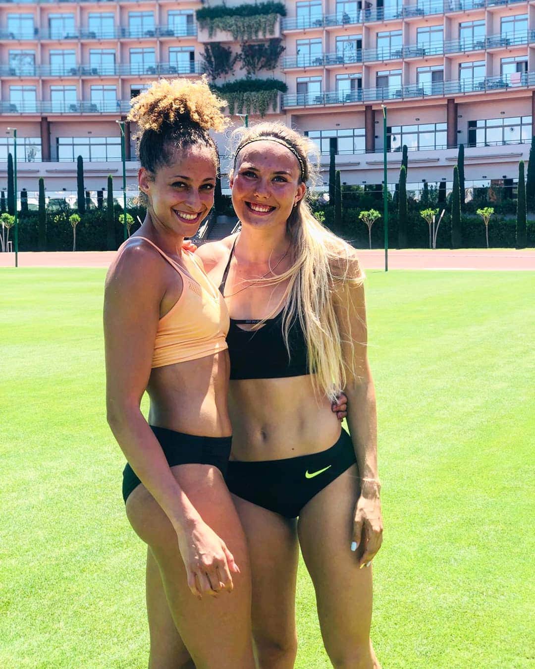ヴィクトリア・トカチュークさんのインスタグラム写真 - (ヴィクトリア・トカチュークInstagram)「It was a hard week, but we can still smile!!!🤗🤗 @vanessazi10」5月25日 19時33分 - viktoriiatkachuk_