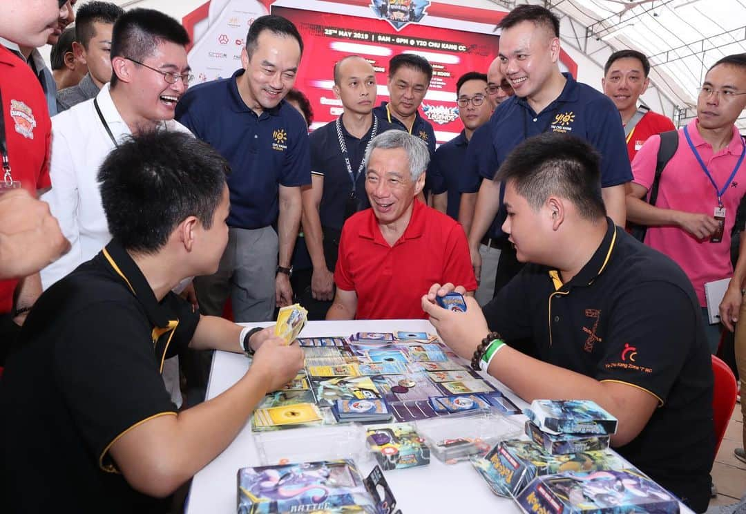 リー・シェンロンさんのインスタグラム写真 - (リー・シェンロンInstagram)「I wasn’t quite sure what to expect at the first-ever Yio Game On event. But judging from the crowd of young and old in Yio Chu Kang CC this morning, Singaporeans clearly love games and have a good time playing together! ⠀⠀⠀⠀⠀⠀⠀⠀⠀ The event brought together gaming fans of many platforms – from Clash Royale and Mobile Legends on smartphones, to Augmented Reality gaming like @HADOsingapore, and even Pokémon card games. Non-gamers could also take part this morning, in an Amazing Race-style contest for whole families to enjoy. ⠀⠀⠀⠀⠀⠀⠀⠀⠀ My thanks to @kohpohkoon and the organisers, who tried something new today, and kept things fun for the residents! – LHL ⠀⠀⠀⠀⠀⠀⠀⠀⠀ (MCI Photos by Clement)」5月25日 19時25分 - leehsienloong