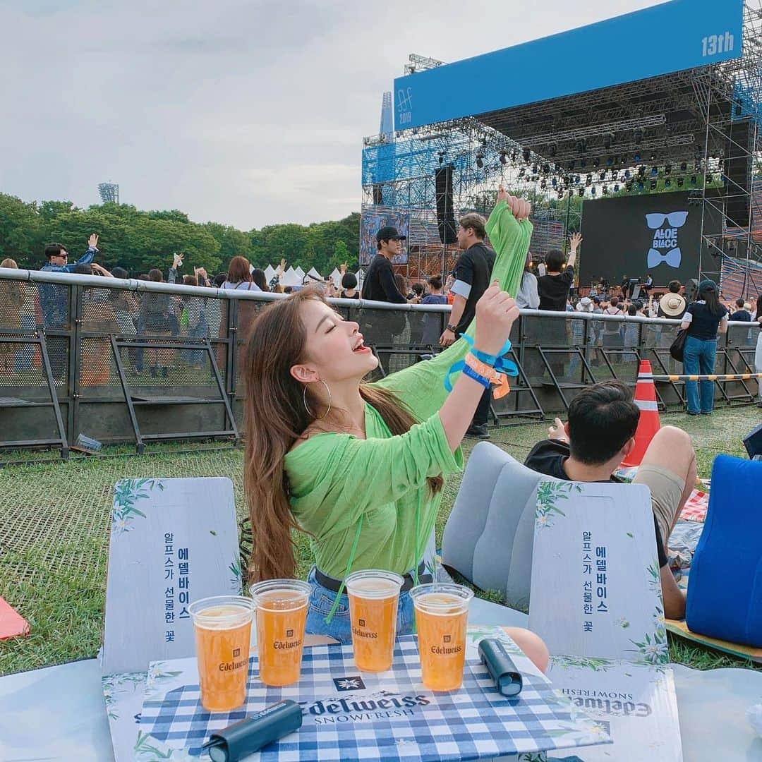 カン・ギョンミンさんのインスタグラム写真 - (カン・ギョンミンInstagram)「서재페 왔는데 제대로 힐링중 .. 날씨도 좋고 시원하게 에델바이스 한잔하니까 너무 최고다 🍺ʕ•̫͡•ོʔ🍻 꽃 코사지두 예쁘제~~~~~~ #에델바이스 #꽃맥 #에델바이스맥주 #서재페 #알프스맥주 #SJF #ootd」5月25日 19時31分 - kkmmmkk