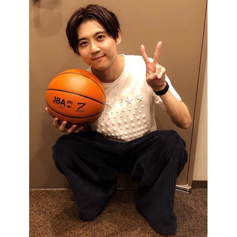 梶裕貴のインスタグラム：「hello! i’m so late omg djdjjd but hey i am back!! Kaji-kun will be starring on the anime 「あひるの空」- Ahiru no Sora! . . Here’s the summary of the anime (via. Wikipedia):. Kurumatani Sora, made a promise to his mother "I will dominate my first high school tournament". But as he joins the basketball club after entering Kuzuryū High School, he finds out that it's become a stomping ground for delinquents. A place where everything but basketball is done, but with Sora's genuine zeal for basketball, things begin to stir. . . And here are the main casts! . . • Yuki Kaji as Sora Kurumatani • Katsuyuki Konishi as Chiaki Hanazono • Kishō Taniyama as Kenji Natsume • Mamoru Miyano as Kaname Shigeyoshi • Taku Yashiro as Shinichi Yasuhara • Chado Horii as Ryuhei Nabeshima • KENN as Masahiro Saki • Sayaka Senbongi as Madoka Yabuchi • Yuna Taniguchi as Nao Nanao • Aya Endo as Yuka Kurumatani. . . 【キャスト情報】 車谷 空:梶 裕貴 花園百春:内田雄馬 花園千秋:小西克幸 夏目健二:谷山紀章 茂吉 要:宮野真守 安原真一:八代 拓 鍋島竜平:堀井茶渡 茶木正広:KENN 薮内 円:千本木彩花 七尾奈緒:谷口夢奈 車谷由夏:遠藤 綾  The anime will premiere this October!」