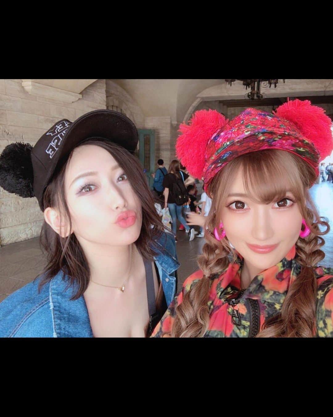 佐山愛のインスタグラム：「❤︎ ・ この前、事務所の人に 「最近AIKAとよくいるよね、マブダチでしょ？」 ってヤンキーみたいなこと言われた🤣 ・ けどほんとそうかもしれにゃい。 ・ 先週はディズニーシー行って🌋 一昨日も昨日も一緒にいたにょ👥♡ ・ ほんと可愛くて面白くて大好き💟 ・ けど、 酔っ払って私がチュウしようとすると AIKAちんめっちゃ嫌がるから、 いつか共演オファーして どさくさに紛れてチュウしてやろうと 密かに目論み中🤔笑 ・ ・ 7月の舞台終わって落ち着いたら (↑AIKAちん初舞台、絶対観に行く！) 旅行も計画してるし、 これからもたくさんおデートしてね😘 ・ ・ @aika_honmono ・ ・ #AIKA #仲良し #ディズニーシー #デート #服交換 #今度色違いあげるね #メニュー #読み上げ奉る #それなんなん #面白すぎる #ほんとすき」