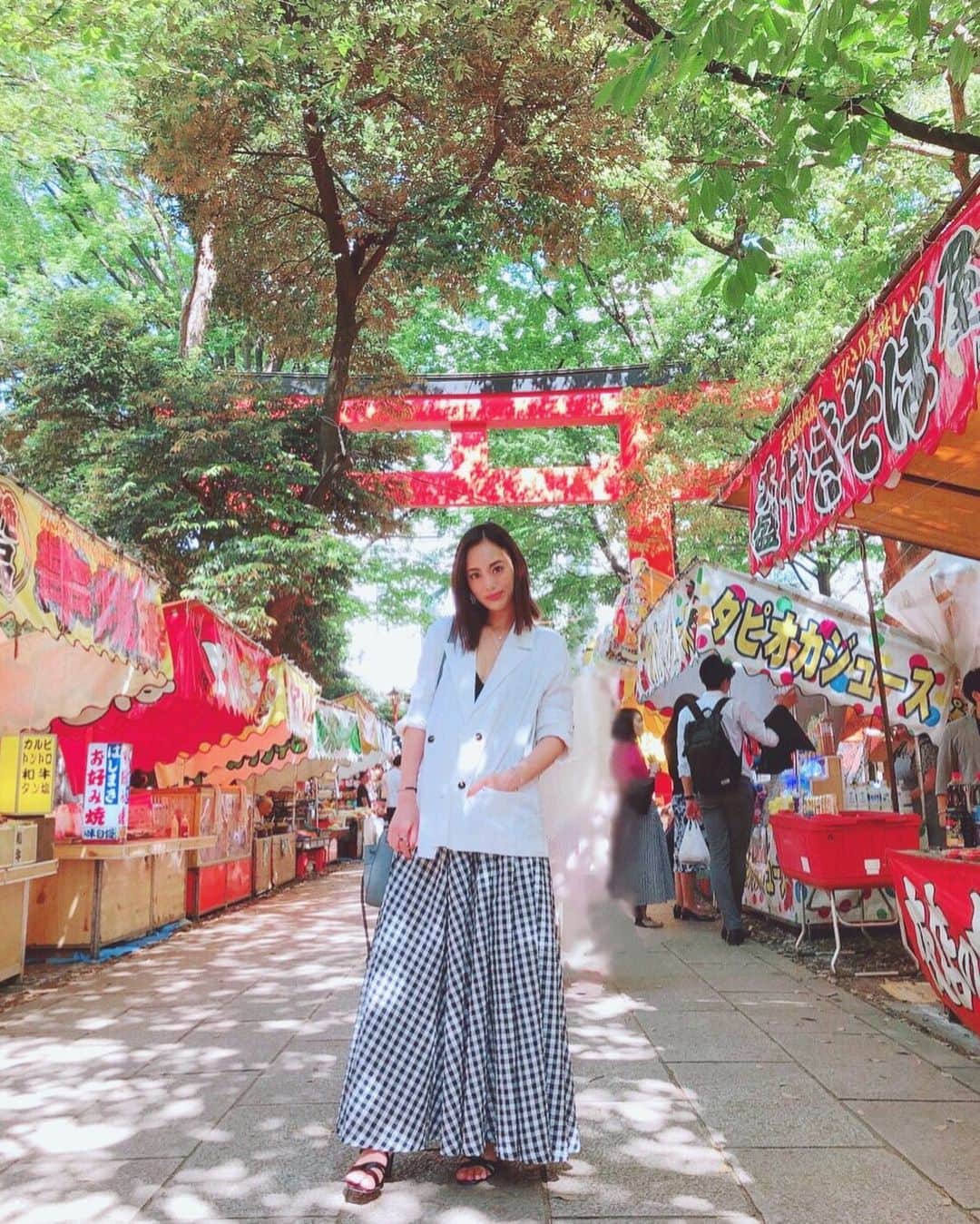 RisaWisteriaのインスタグラム：「お天気が気持ちよすぎて自画自賛 THE M.Eマキシでお出かけー💕  新緑キラキラで気持ちよかったな💕  せっかくお出かけにスカート履いたから 写真撮ってもらったんだけど、 全部に肩越しカメラ目線の方が写ってて 申し訳ないけど消しゴムアプリで消させてもらいました(^◇^;)w  でも消しゴムアプリが塗り絵みたいに楽しくて夢中になっちゃったw みんなは使ったことあるー？？？」