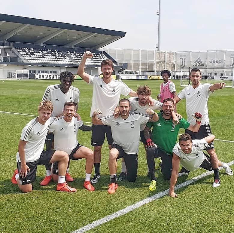 レオナルド・ボヌッチさんのインスタグラム写真 - (レオナルド・ボヌッチInstagram)「Winning team 😂💪🏻 #LB19 #FinoAllaFine」5月25日 19時34分 - bonuccileo19