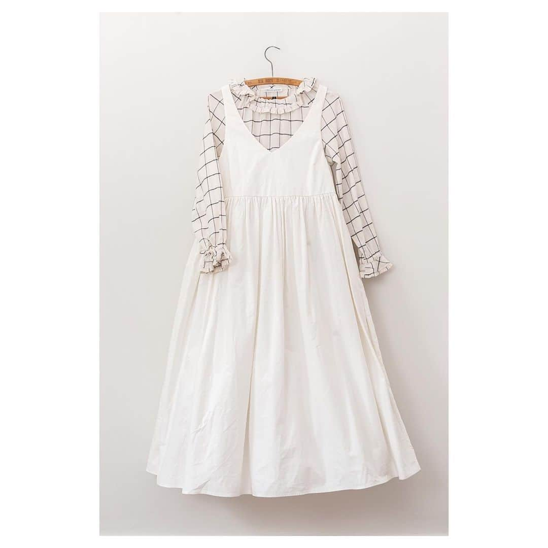 キャベジズ&ローゼズさんのインスタグラム写真 - (キャベジズ&ローゼズInstagram)「It just feels white 💖🤣 The perfect outfit for sunny days, the beautiful Blondie Blouse(now 20% off in our Flash Sale) looks extraordinary when worn with the Veronica Dress in Calico Blanco #flashsale #summerwhites #whitesummerdress #japanesefabrics #sustainableclothing #madeinlondon #limitedtimeonly #ruffledshirt #cabbagesandroses #cabbagesandrosesfashion @christina_strutt @cabbagesandroses_shop 👆Link In Bio👆」5月25日 19時38分 - cabbages_and_roses