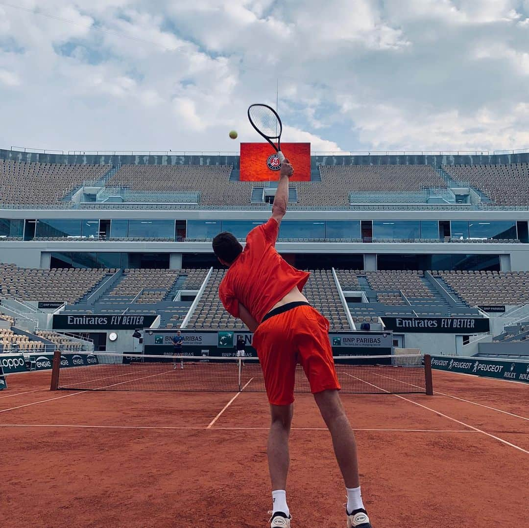 フベルト・フルカチュさんのインスタグラム写真 - (フベルト・フルカチュInstagram)「Great hit on the new #philippechartier  court 😃  @rolandgarros @yonex_com」5月25日 19時47分 - hubihurkacz