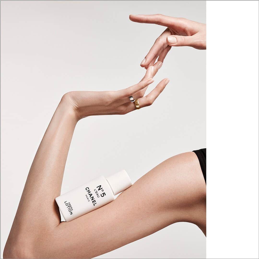 シャネルさんのインスタグラム写真 - (シャネルInstagram)「NEW. N°5 L’EAU FRESH LOTION. A fresh moisturizing lotion that melts into skin and leaves it delicately scented. Limited Edition. #N5LEau #YouKnowMeAndYouDont #ChanelFragrance」5月25日 19時48分 - chanelofficial