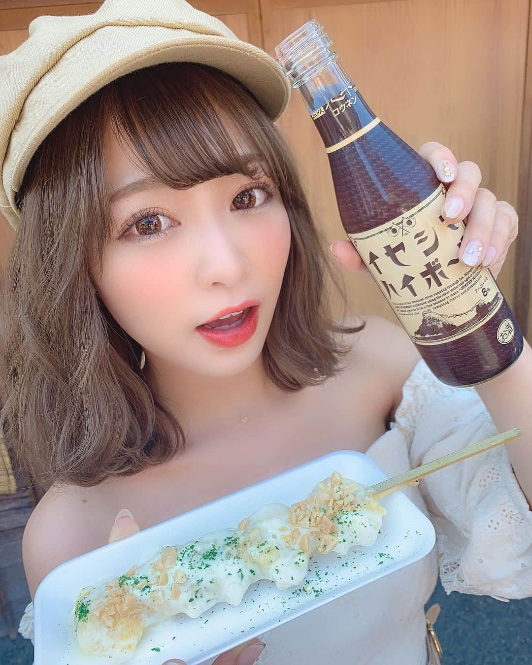 りなてぃさんのインスタグラム写真 - (りなてぃInstagram)「﻿ ﻿ 伊勢食べ歩き🥺♥️﻿ とにかく、しあわせすぎた...﻿ ﻿ ﻿ とりあえず、質問多かったのでこの日のお洋服たちを💁🏻‍♀️❤︎﻿ ﻿ tops〻 @lily_brown_official ﻿ skirt〻 @rirandture_official ﻿ casquette〻 @ca4la_official ﻿ @lily_brown_official  のトップスは去年無地で出てたものと形は同じ感じだったけど﻿ 生地とか袖のデザインが違って可愛くて...﻿ 今年はオフホワイトを❤︎﻿ ﻿ スカートはこないだ履いてたのと一緒だよ！﻿ ﻿ ﻿ ﻿ #とらべりーな 🐾🌿﻿ ﻿ ﻿ 伊勢神宮行くときは﻿ ぜひ食べてほしいリスト☝︎載せとくね❤︎﻿ ﻿ ﻿ だいっすきな、あわび串🤤﻿ ここ来ると絶対食べるんだけど﻿ 美味しすぎて今回ふたつも食べてしまった🥺﻿ バター醤油がおすすめ❤︎﻿ はぁあおいしかったな、忘れられなくて﻿ 帰ってからも食べたい食べたい言ってたよ🥺（笑）﻿ ﻿ ﻿ ﻿ イカの海賊焼き🦑は完全ハイボールのおつまみ❤︎﻿ これかっしーのお気に入り🙆🏻‍♀️﻿ 「イセシマハイボール」変わった味したけど﻿ それまたおいしくて、くいくい飲んでた🤣﻿ 同じお店で、初めて食べたエビマヨ串もおいしかったよ！﻿ ﻿ ﻿ あと「まる天」ってとこのチーズ棒🧀がすき。﻿ なんであんなに美味しいんだろう🙄﻿ チーズ好きな人はこれもぜひ食べてほしい本当に！おいしいから！﻿ これも来たら絶対食べてる！﻿ ﻿ ﻿ おとうふソフト🍦﻿ あまっ！っていうのそんなに好きじゃないんだけど﻿ このアイスは甘さ控えめで、すっごい食べやすかった！﻿ ちょっと冷たいもの食べたいなぁってときには﻿ もってこいですね😌💓﻿ ﻿ ﻿ あと赤福も食べたよ〜！﻿ 本店？なのかな？﻿ いつもすごい行列出来てて、違うところで食べるんだけど﻿ この日すいてて、やっと入れた☺️﻿ やっぱ伊勢来たら、赤福は食べないとね🤓﻿ 安定においしくて、テラス席でひたすら「しあわせ〜」て言ってた（笑）﻿ ﻿ ﻿ 令和になったことだし、お参りも🙏🏻﻿ 緑いっぱいだし、ちょうど夕日が差し込む時間でほっこりした〜😌﻿ ﻿ ﻿ とにかくテンション上がりっぱなしの１日でしたとさ☺️﻿ どうですか？💓行きたくなった人🙋🏻‍♀️（笑）﻿ ﻿ ﻿ ﻿ ﻿ #ootd#outfit#code#coordinate ﻿ #style #code #fashion  #hair #hairstyle ﻿ #haircolor #hairarrange #hairmake #make #makeup ﻿ #ヘアアレンジ  #ヘアスタイル #ヘアメイク #メイク﻿ #cherishme #チェリッシュミー﻿ ﻿ ﻿ ﻿」5月25日 19時53分 - rinatea_25