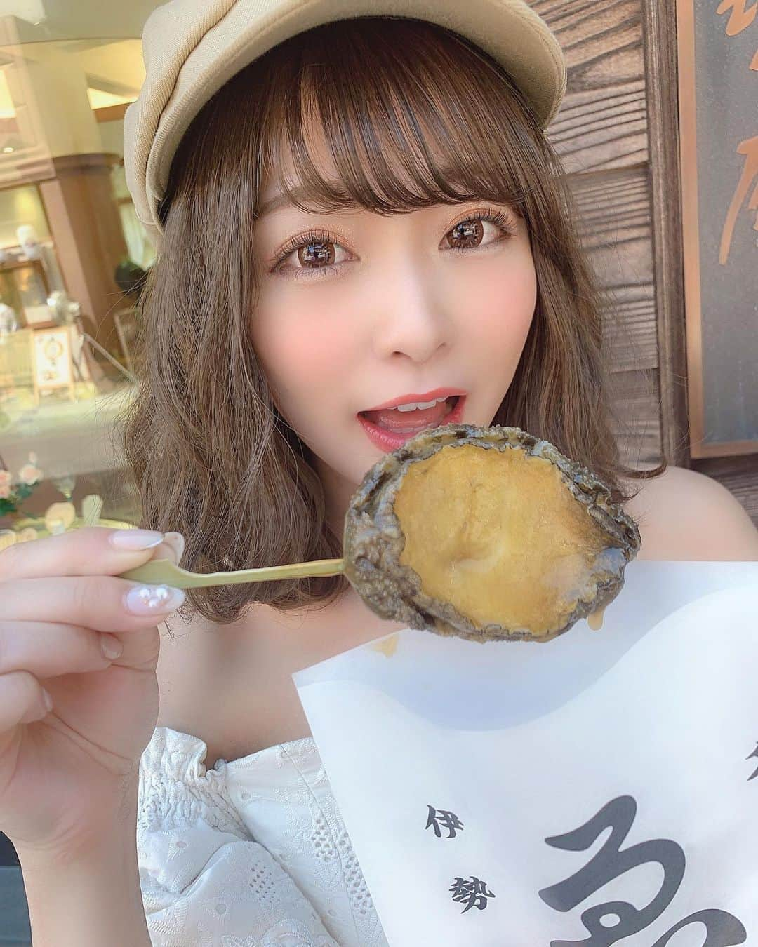 りなてぃさんのインスタグラム写真 - (りなてぃInstagram)「﻿ ﻿ 伊勢食べ歩き🥺♥️﻿ とにかく、しあわせすぎた...﻿ ﻿ ﻿ とりあえず、質問多かったのでこの日のお洋服たちを💁🏻‍♀️❤︎﻿ ﻿ tops〻 @lily_brown_official ﻿ skirt〻 @rirandture_official ﻿ casquette〻 @ca4la_official ﻿ @lily_brown_official  のトップスは去年無地で出てたものと形は同じ感じだったけど﻿ 生地とか袖のデザインが違って可愛くて...﻿ 今年はオフホワイトを❤︎﻿ ﻿ スカートはこないだ履いてたのと一緒だよ！﻿ ﻿ ﻿ ﻿ #とらべりーな 🐾🌿﻿ ﻿ ﻿ 伊勢神宮行くときは﻿ ぜひ食べてほしいリスト☝︎載せとくね❤︎﻿ ﻿ ﻿ だいっすきな、あわび串🤤﻿ ここ来ると絶対食べるんだけど﻿ 美味しすぎて今回ふたつも食べてしまった🥺﻿ バター醤油がおすすめ❤︎﻿ はぁあおいしかったな、忘れられなくて﻿ 帰ってからも食べたい食べたい言ってたよ🥺（笑）﻿ ﻿ ﻿ ﻿ イカの海賊焼き🦑は完全ハイボールのおつまみ❤︎﻿ これかっしーのお気に入り🙆🏻‍♀️﻿ 「イセシマハイボール」変わった味したけど﻿ それまたおいしくて、くいくい飲んでた🤣﻿ 同じお店で、初めて食べたエビマヨ串もおいしかったよ！﻿ ﻿ ﻿ あと「まる天」ってとこのチーズ棒🧀がすき。﻿ なんであんなに美味しいんだろう🙄﻿ チーズ好きな人はこれもぜひ食べてほしい本当に！おいしいから！﻿ これも来たら絶対食べてる！﻿ ﻿ ﻿ おとうふソフト🍦﻿ あまっ！っていうのそんなに好きじゃないんだけど﻿ このアイスは甘さ控えめで、すっごい食べやすかった！﻿ ちょっと冷たいもの食べたいなぁってときには﻿ もってこいですね😌💓﻿ ﻿ ﻿ あと赤福も食べたよ〜！﻿ 本店？なのかな？﻿ いつもすごい行列出来てて、違うところで食べるんだけど﻿ この日すいてて、やっと入れた☺️﻿ やっぱ伊勢来たら、赤福は食べないとね🤓﻿ 安定においしくて、テラス席でひたすら「しあわせ〜」て言ってた（笑）﻿ ﻿ ﻿ 令和になったことだし、お参りも🙏🏻﻿ 緑いっぱいだし、ちょうど夕日が差し込む時間でほっこりした〜😌﻿ ﻿ ﻿ とにかくテンション上がりっぱなしの１日でしたとさ☺️﻿ どうですか？💓行きたくなった人🙋🏻‍♀️（笑）﻿ ﻿ ﻿ ﻿ ﻿ #ootd#outfit#code#coordinate ﻿ #style #code #fashion  #hair #hairstyle ﻿ #haircolor #hairarrange #hairmake #make #makeup ﻿ #ヘアアレンジ  #ヘアスタイル #ヘアメイク #メイク﻿ #cherishme #チェリッシュミー﻿ ﻿ ﻿ ﻿」5月25日 19時53分 - rinatea_25