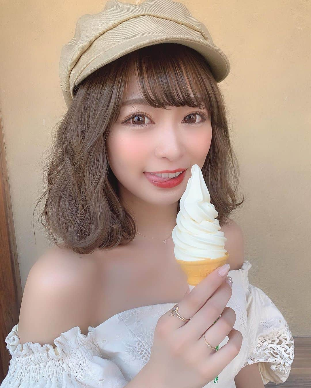 りなてぃさんのインスタグラム写真 - (りなてぃInstagram)「﻿ ﻿ 伊勢食べ歩き🥺♥️﻿ とにかく、しあわせすぎた...﻿ ﻿ ﻿ とりあえず、質問多かったのでこの日のお洋服たちを💁🏻‍♀️❤︎﻿ ﻿ tops〻 @lily_brown_official ﻿ skirt〻 @rirandture_official ﻿ casquette〻 @ca4la_official ﻿ @lily_brown_official  のトップスは去年無地で出てたものと形は同じ感じだったけど﻿ 生地とか袖のデザインが違って可愛くて...﻿ 今年はオフホワイトを❤︎﻿ ﻿ スカートはこないだ履いてたのと一緒だよ！﻿ ﻿ ﻿ ﻿ #とらべりーな 🐾🌿﻿ ﻿ ﻿ 伊勢神宮行くときは﻿ ぜひ食べてほしいリスト☝︎載せとくね❤︎﻿ ﻿ ﻿ だいっすきな、あわび串🤤﻿ ここ来ると絶対食べるんだけど﻿ 美味しすぎて今回ふたつも食べてしまった🥺﻿ バター醤油がおすすめ❤︎﻿ はぁあおいしかったな、忘れられなくて﻿ 帰ってからも食べたい食べたい言ってたよ🥺（笑）﻿ ﻿ ﻿ ﻿ イカの海賊焼き🦑は完全ハイボールのおつまみ❤︎﻿ これかっしーのお気に入り🙆🏻‍♀️﻿ 「イセシマハイボール」変わった味したけど﻿ それまたおいしくて、くいくい飲んでた🤣﻿ 同じお店で、初めて食べたエビマヨ串もおいしかったよ！﻿ ﻿ ﻿ あと「まる天」ってとこのチーズ棒🧀がすき。﻿ なんであんなに美味しいんだろう🙄﻿ チーズ好きな人はこれもぜひ食べてほしい本当に！おいしいから！﻿ これも来たら絶対食べてる！﻿ ﻿ ﻿ おとうふソフト🍦﻿ あまっ！っていうのそんなに好きじゃないんだけど﻿ このアイスは甘さ控えめで、すっごい食べやすかった！﻿ ちょっと冷たいもの食べたいなぁってときには﻿ もってこいですね😌💓﻿ ﻿ ﻿ あと赤福も食べたよ〜！﻿ 本店？なのかな？﻿ いつもすごい行列出来てて、違うところで食べるんだけど﻿ この日すいてて、やっと入れた☺️﻿ やっぱ伊勢来たら、赤福は食べないとね🤓﻿ 安定においしくて、テラス席でひたすら「しあわせ〜」て言ってた（笑）﻿ ﻿ ﻿ 令和になったことだし、お参りも🙏🏻﻿ 緑いっぱいだし、ちょうど夕日が差し込む時間でほっこりした〜😌﻿ ﻿ ﻿ とにかくテンション上がりっぱなしの１日でしたとさ☺️﻿ どうですか？💓行きたくなった人🙋🏻‍♀️（笑）﻿ ﻿ ﻿ ﻿ ﻿ #ootd#outfit#code#coordinate ﻿ #style #code #fashion  #hair #hairstyle ﻿ #haircolor #hairarrange #hairmake #make #makeup ﻿ #ヘアアレンジ  #ヘアスタイル #ヘアメイク #メイク﻿ #cherishme #チェリッシュミー﻿ ﻿ ﻿ ﻿」5月25日 19時53分 - rinatea_25