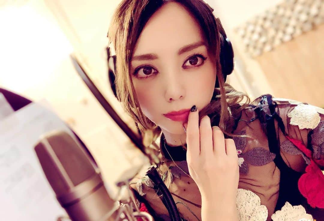 のインスタグラム：「‪今日は、新曲を録ってきたよ✨❣️🎶‬ . ‪タイトルは、「わたしを見てなくても...」和風なかんじで仕上がりました☺️‬ . ‪おたのしみに🥀‬ . #レコーディング #歌 #新曲 #newsong」