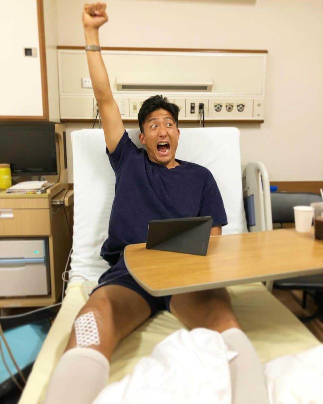 都倉賢のインスタグラム：「公式リリースもありましたが無事に手術が終わりました👏👏👏 執刀して下さった先生をはじめ手術に携わって下さった関係者の皆さんに感謝の気持ちでいっぱいです🙏  そして沢山の励ましのメッセージ有難うございました！いつもその１つ１つに勇気付けられています！  これから長いリハビリが始まりますが、メディカルスタッフと力を合わせて復帰に向けて出発していくぞ👍  そして何より今日のFC東京戦での勝利が1番のエネルギーとなりました！！！ ダービーに負けた悔しさをモチベーションに変えて、チームとして粘り強くコンセプトを共有しながら、最後は1対1の球際の局面で気持ちを見せて勝ち続けた事によって掴みとれた勝点3🏅  病室で大興奮でした😊  手術も成功しあとは僕次第！  自分と向き合って、成長して、強くなって戻るぞ💪💪💪 #返り咲きカウントダウン」
